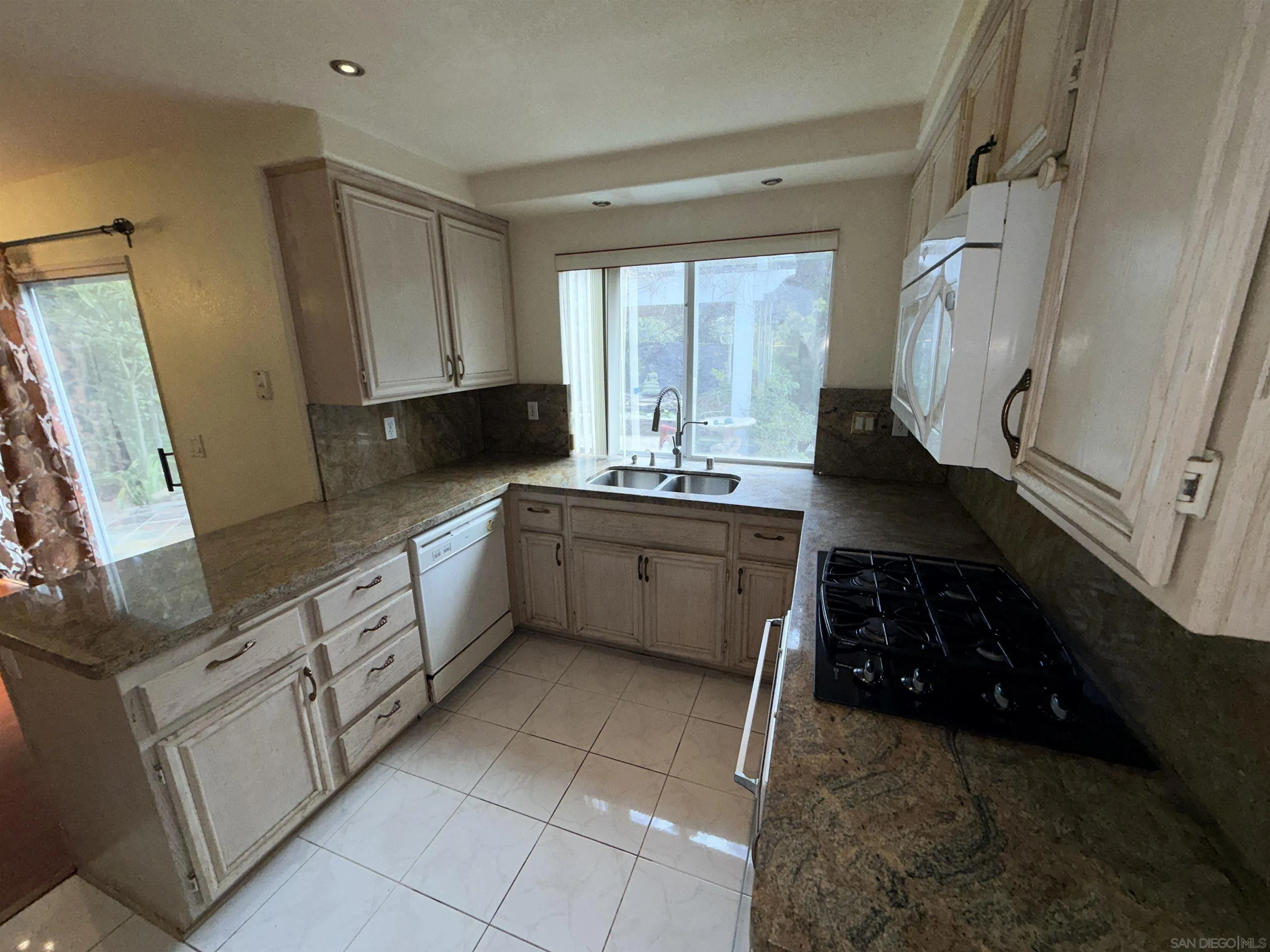 https://cdn.realtyfeed.com/cdn/127/260015572/6ad10a40efcaf535ccda904534d771b2.webp