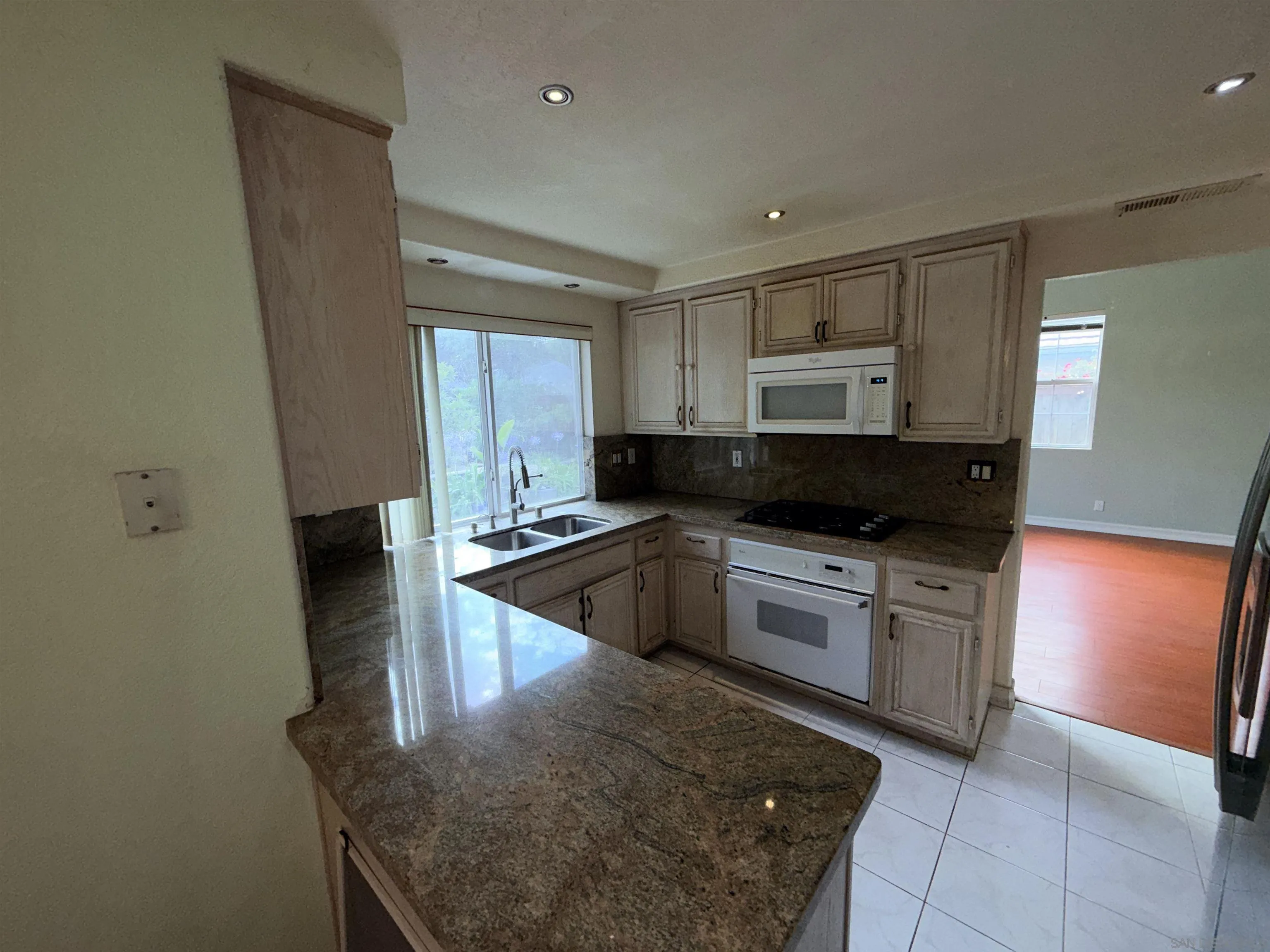 https://cdn.realtyfeed.com/cdn/127/260015572/a8a9263686654d9a92c93dc728c01d1b.webp