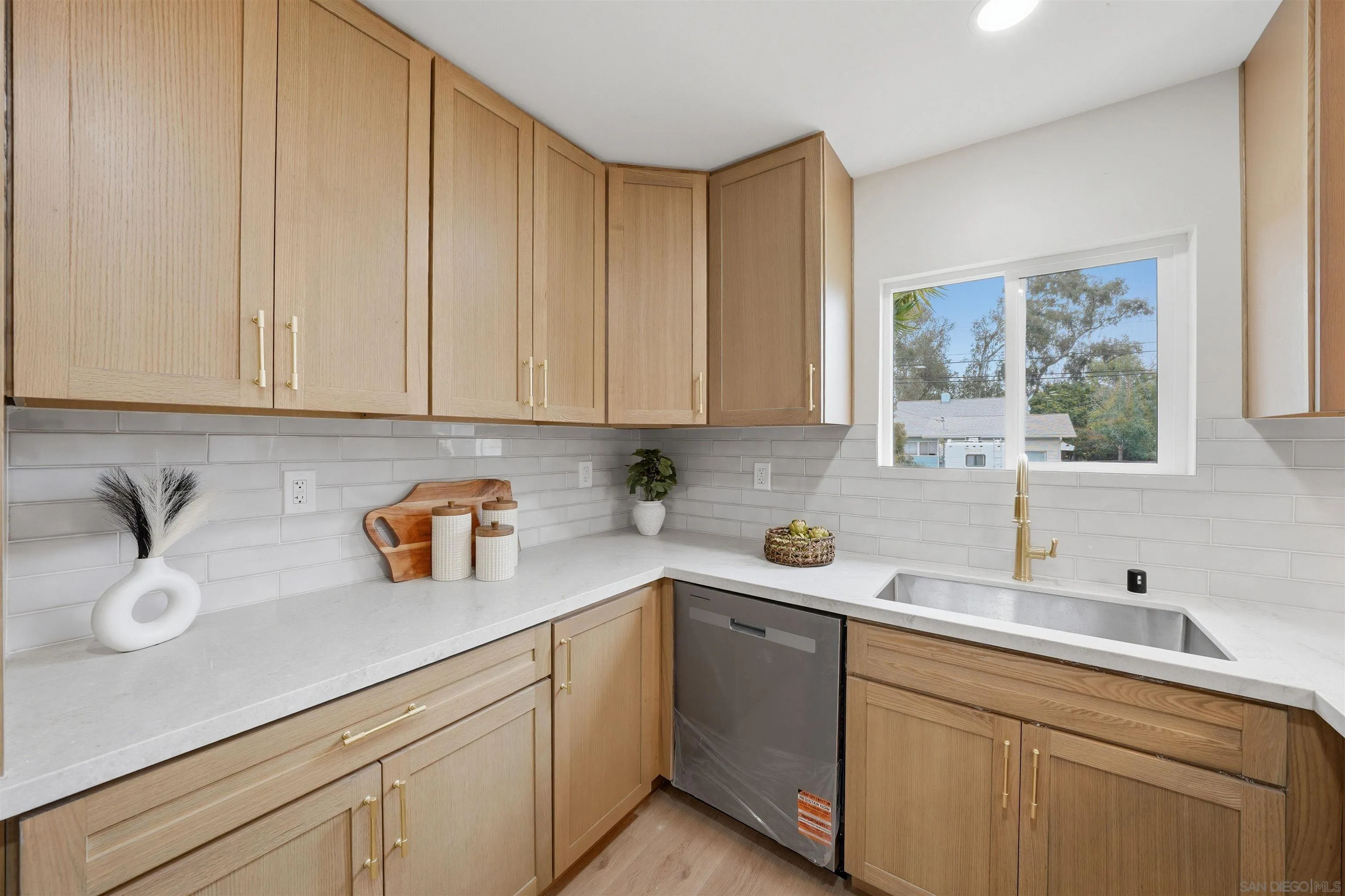 https://cdn.realtyfeed.com/cdn/127/260015593/2f8f94222a07febc42302e475f525026.webp