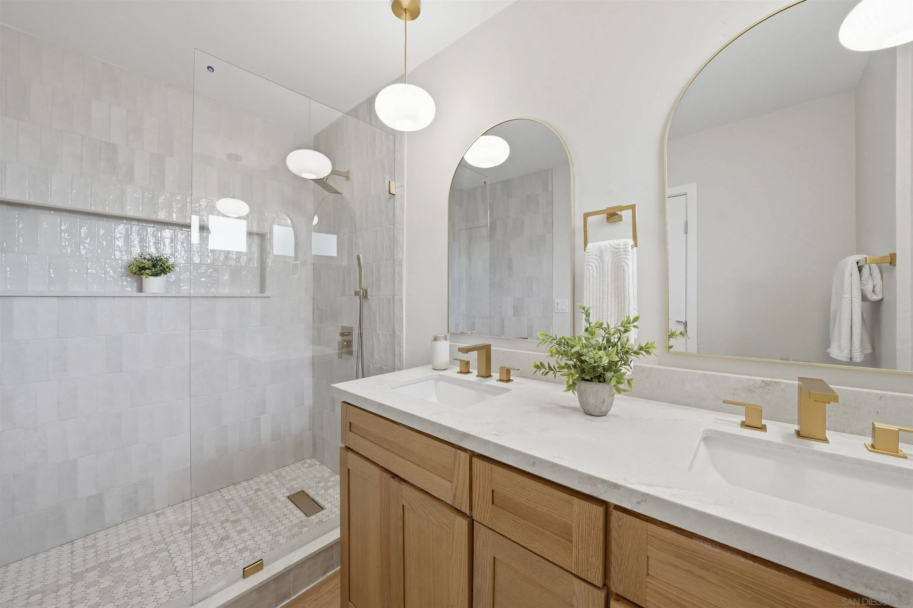 https://cdn.realtyfeed.com/cdn/127/260015593/5186b11112a32bedfbdb7f8237e8854b.webp