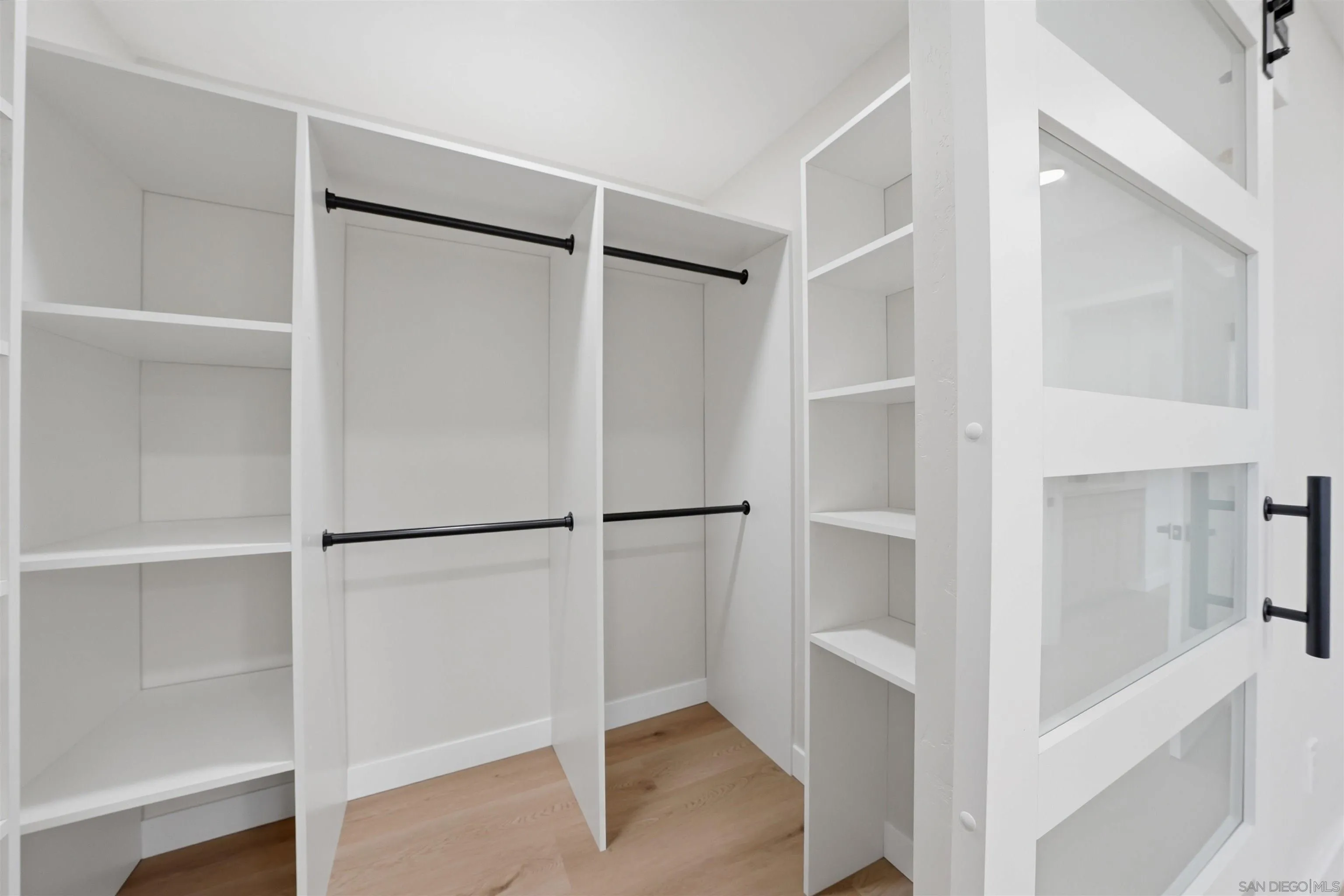 https://cdn.realtyfeed.com/cdn/127/260015593/8241db221c06e734ec6e4692e193f7bb.webp