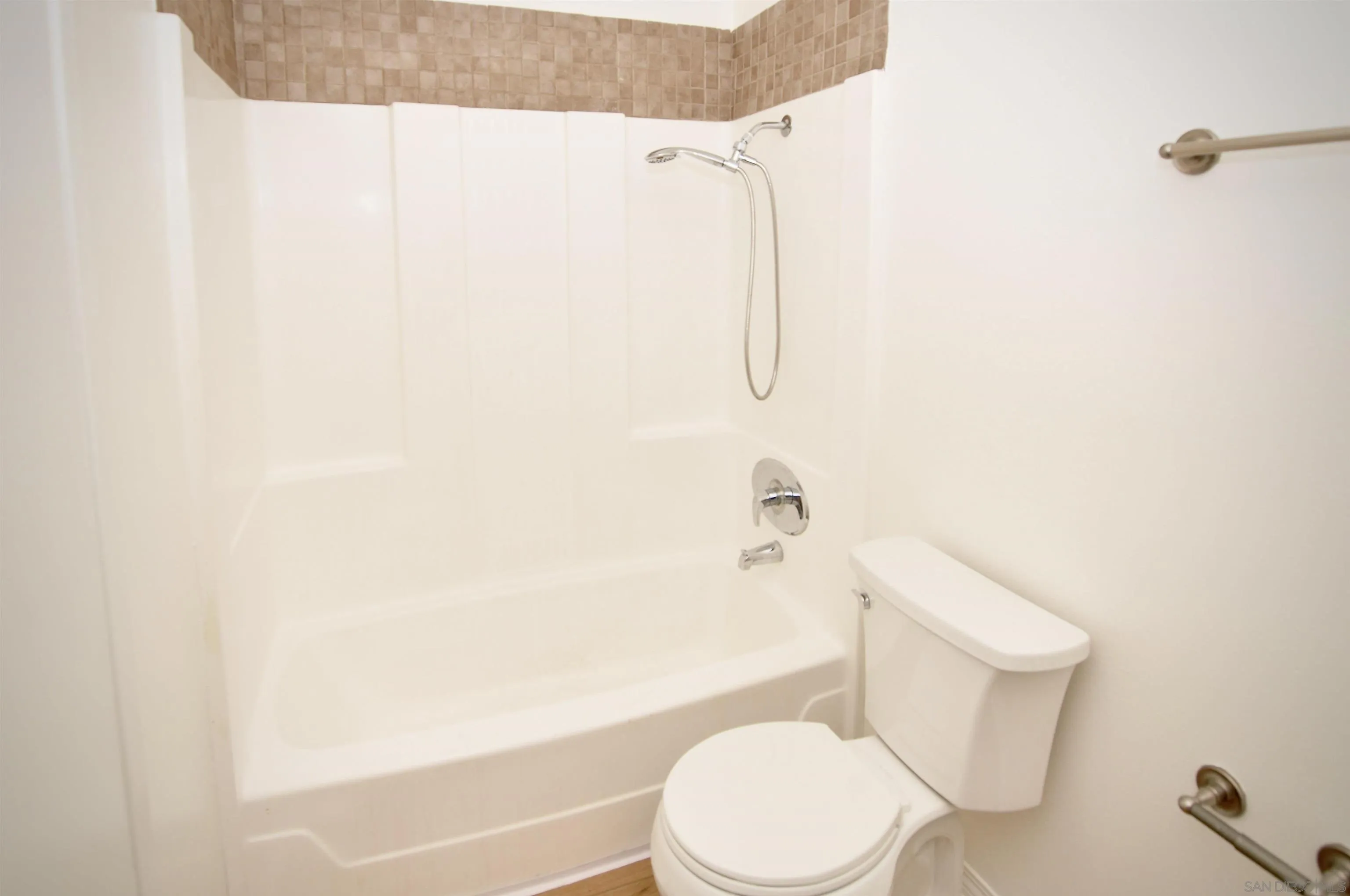 Photo #11: 260015595 Listing: Photo #11