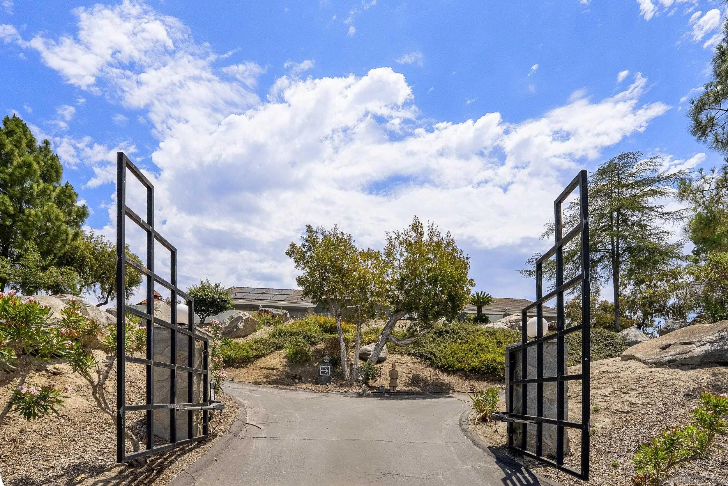 https://cdn.realtyfeed.com/cdn/127/260015597/8c47989139b6646ad1f8c0edbfe3ce81.webp