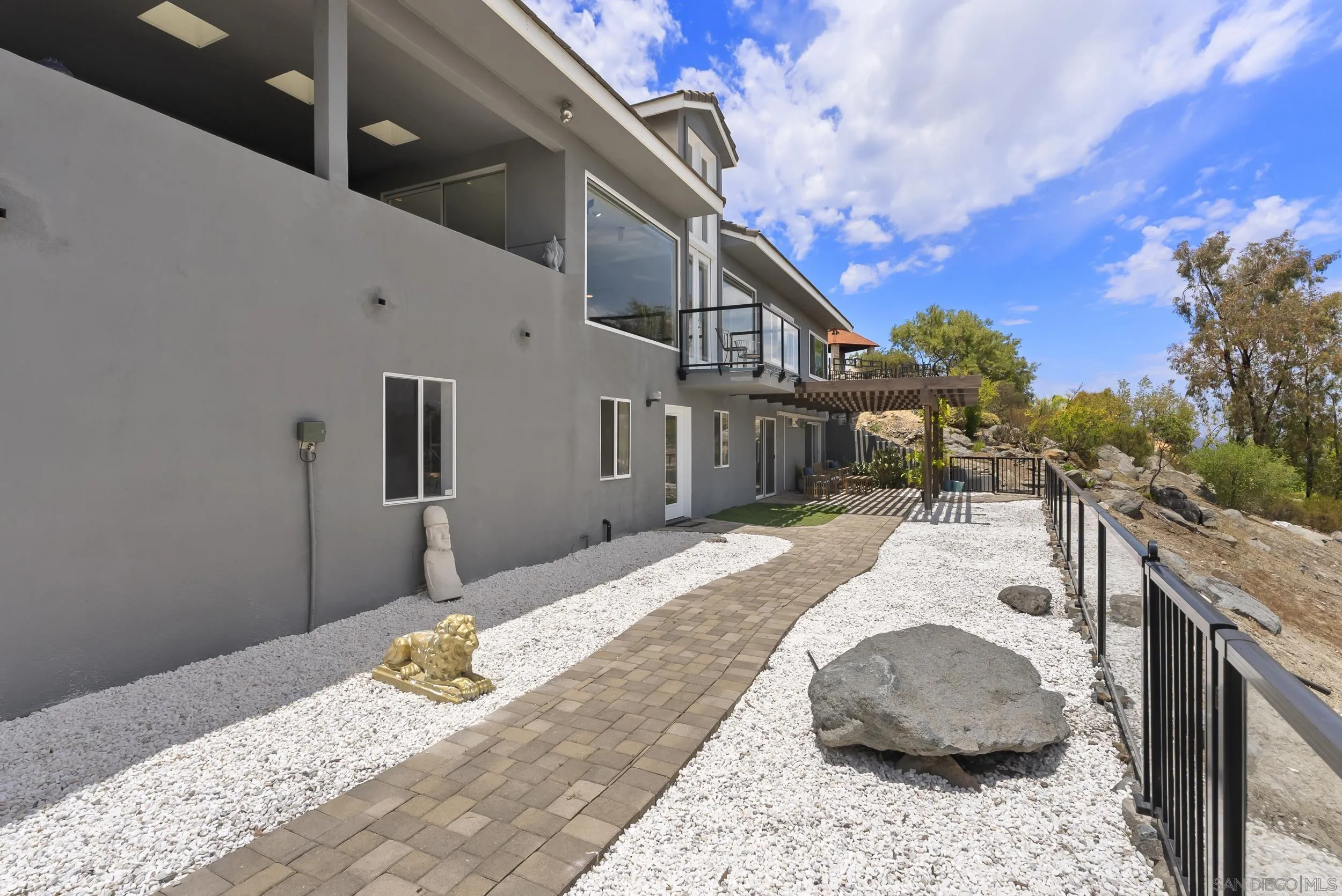 https://cdn.realtyfeed.com/cdn/127/260015597/95cb0eda5bf70d4096ad35089f10954b.webp