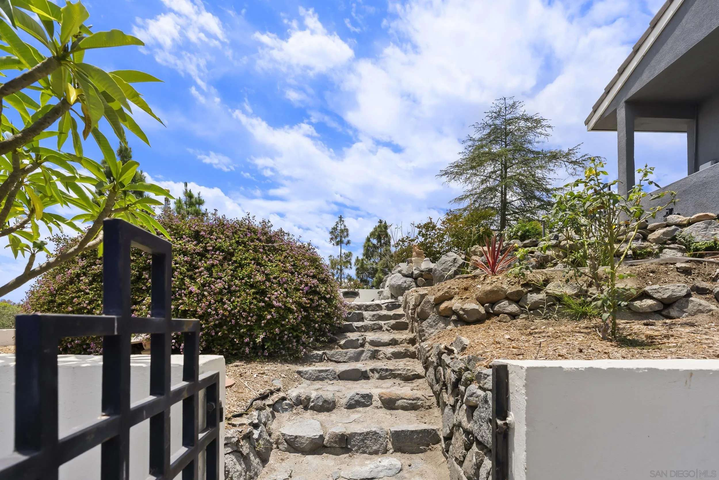 https://cdn.realtyfeed.com/cdn/127/260015597/e4b0d65b18e0c29acb51055876e80377.webp