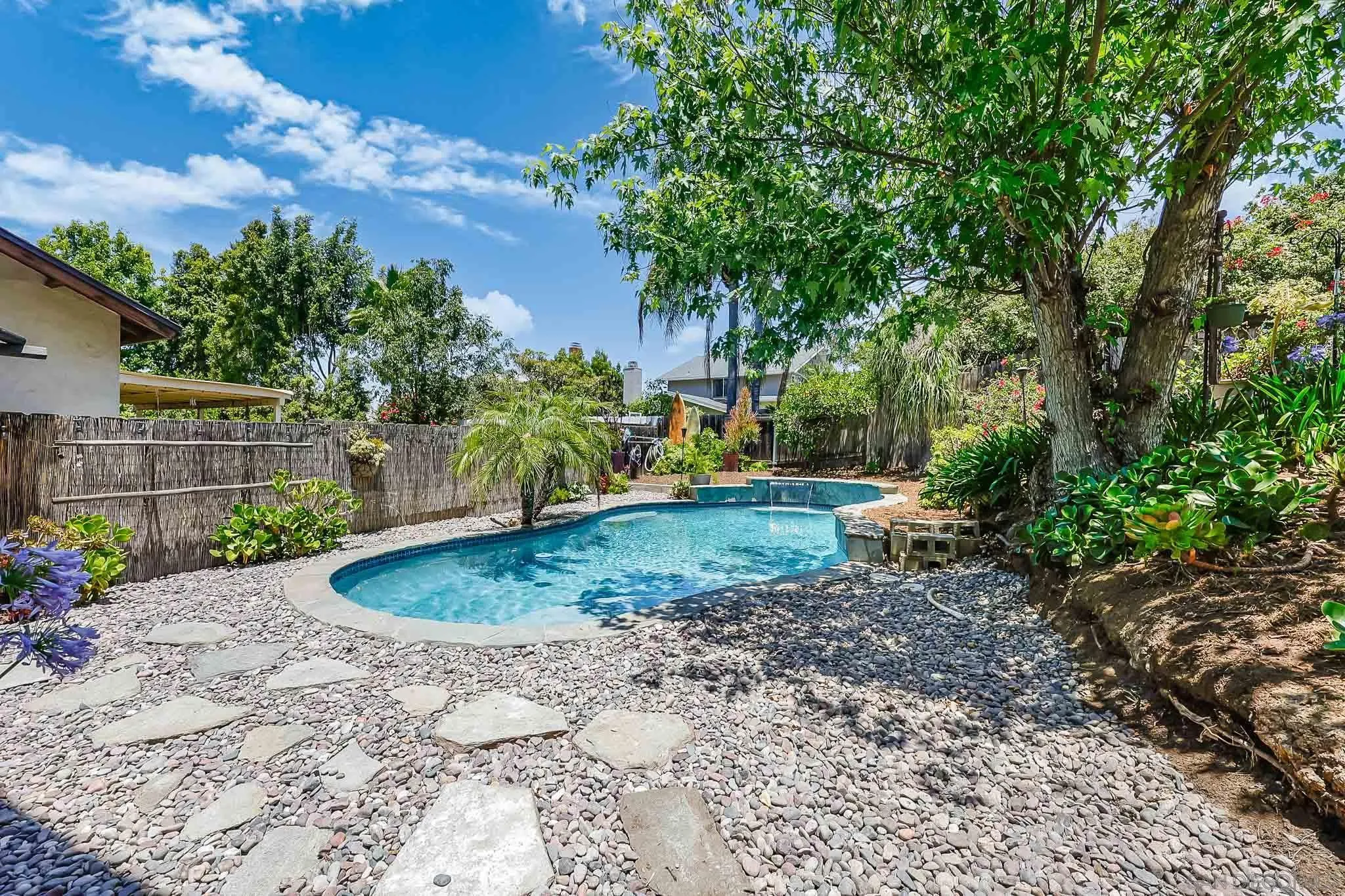 https://cdn.realtyfeed.com/cdn/127/260015614/13d1acb248cac0101a2fe6d2c6d032ce.webp