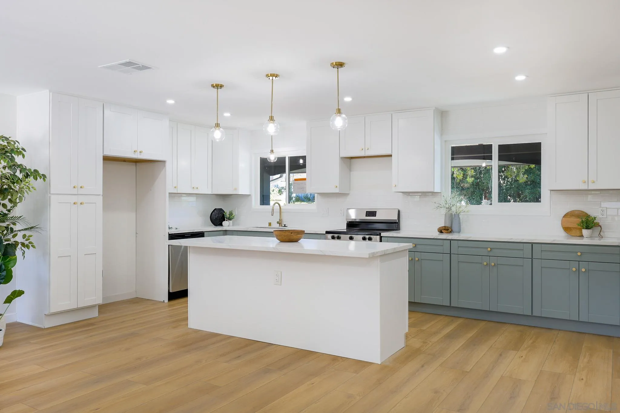 https://cdn.realtyfeed.com/cdn/127/260015614/2254b6f36003a9a6daf33534e58274fb.webp