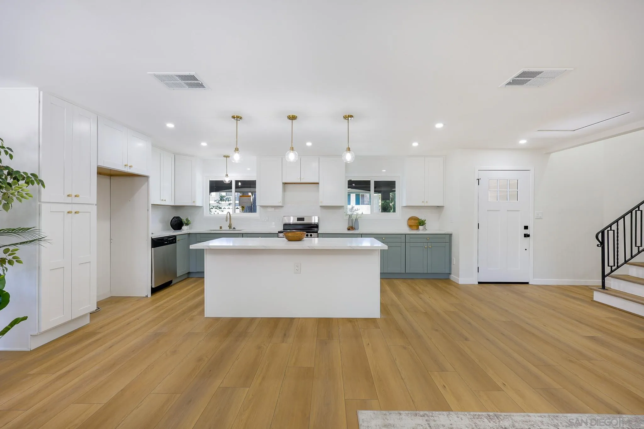 https://cdn.realtyfeed.com/cdn/127/260015614/3555b6381358ddd93ea20925c9a642a5.webp