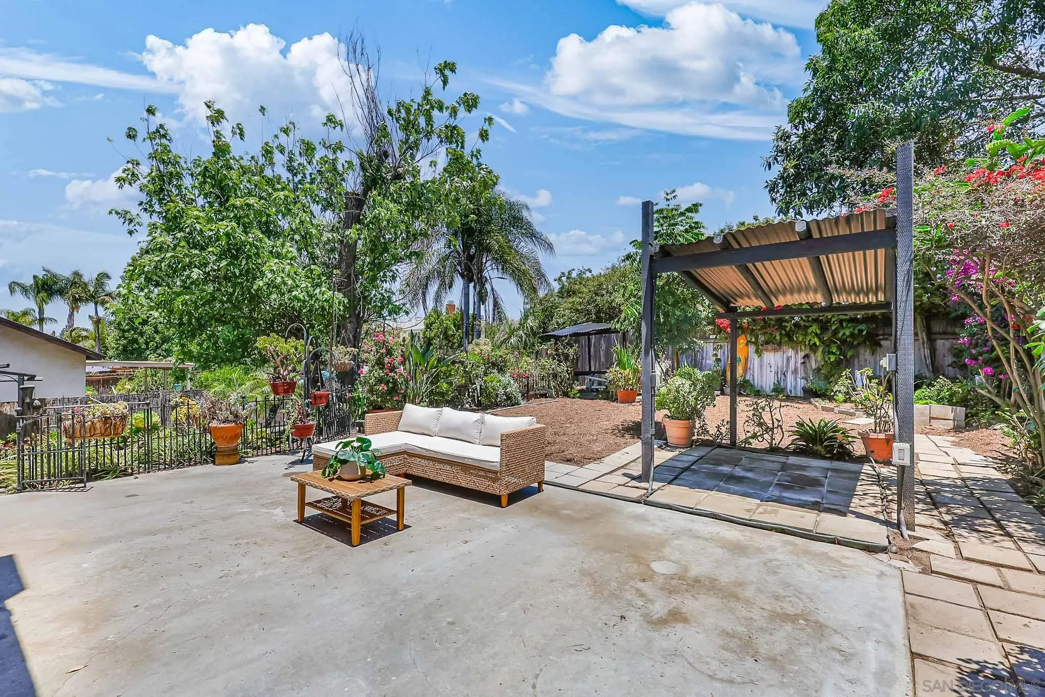 https://cdn.realtyfeed.com/cdn/127/260015614/63a5af0fc49e9374d6bde00511cc6989.webp