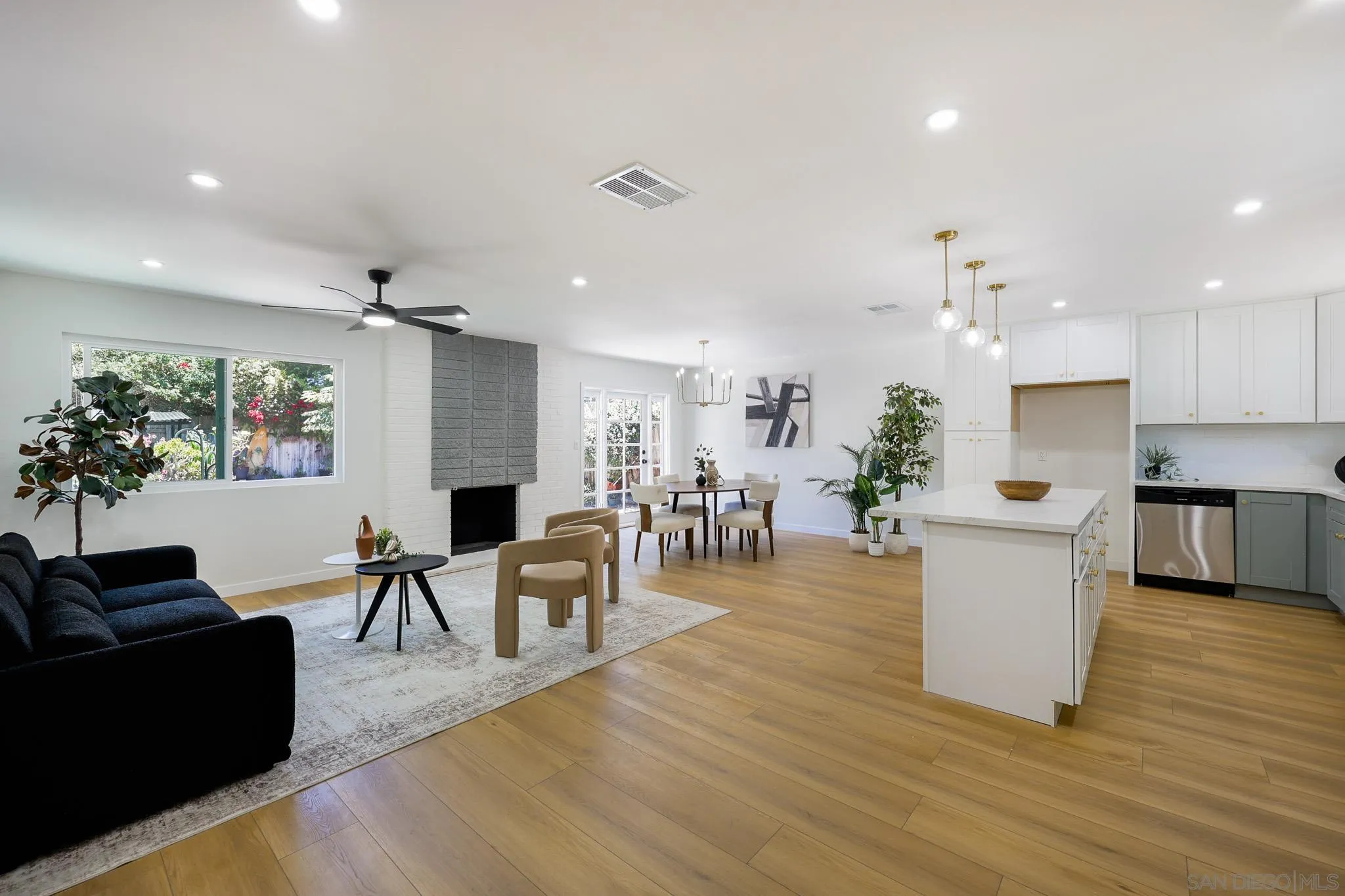 https://cdn.realtyfeed.com/cdn/127/260015614/8dfaf7e1eb820b4627ba766e720827d6.webp