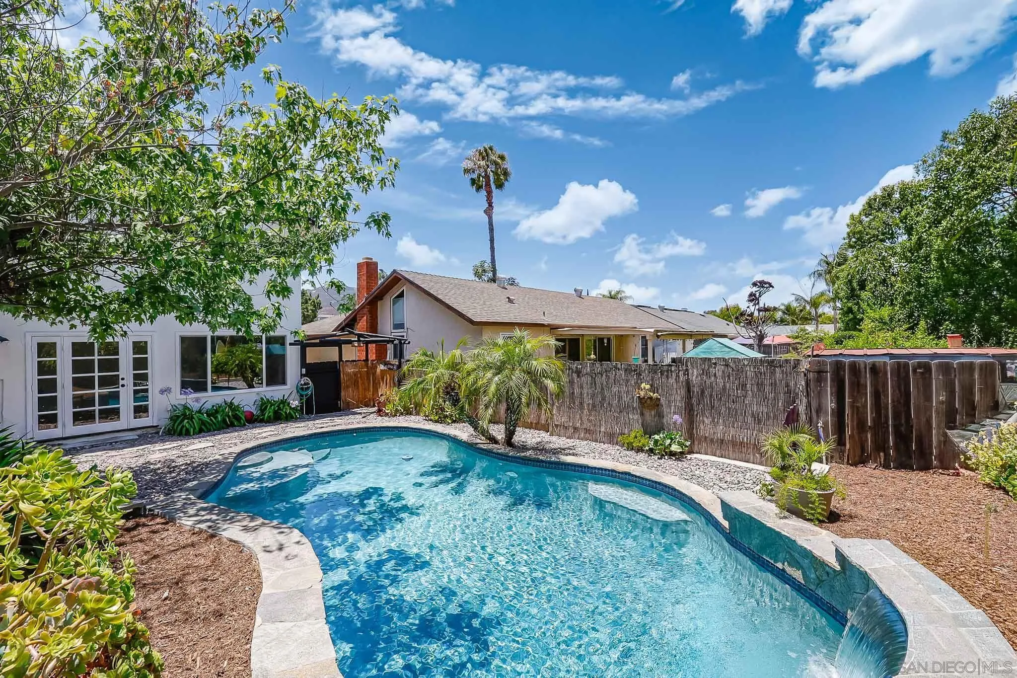https://cdn.realtyfeed.com/cdn/127/260015614/afa9a8a28118973a39861ba29fa6e5d9.webp
