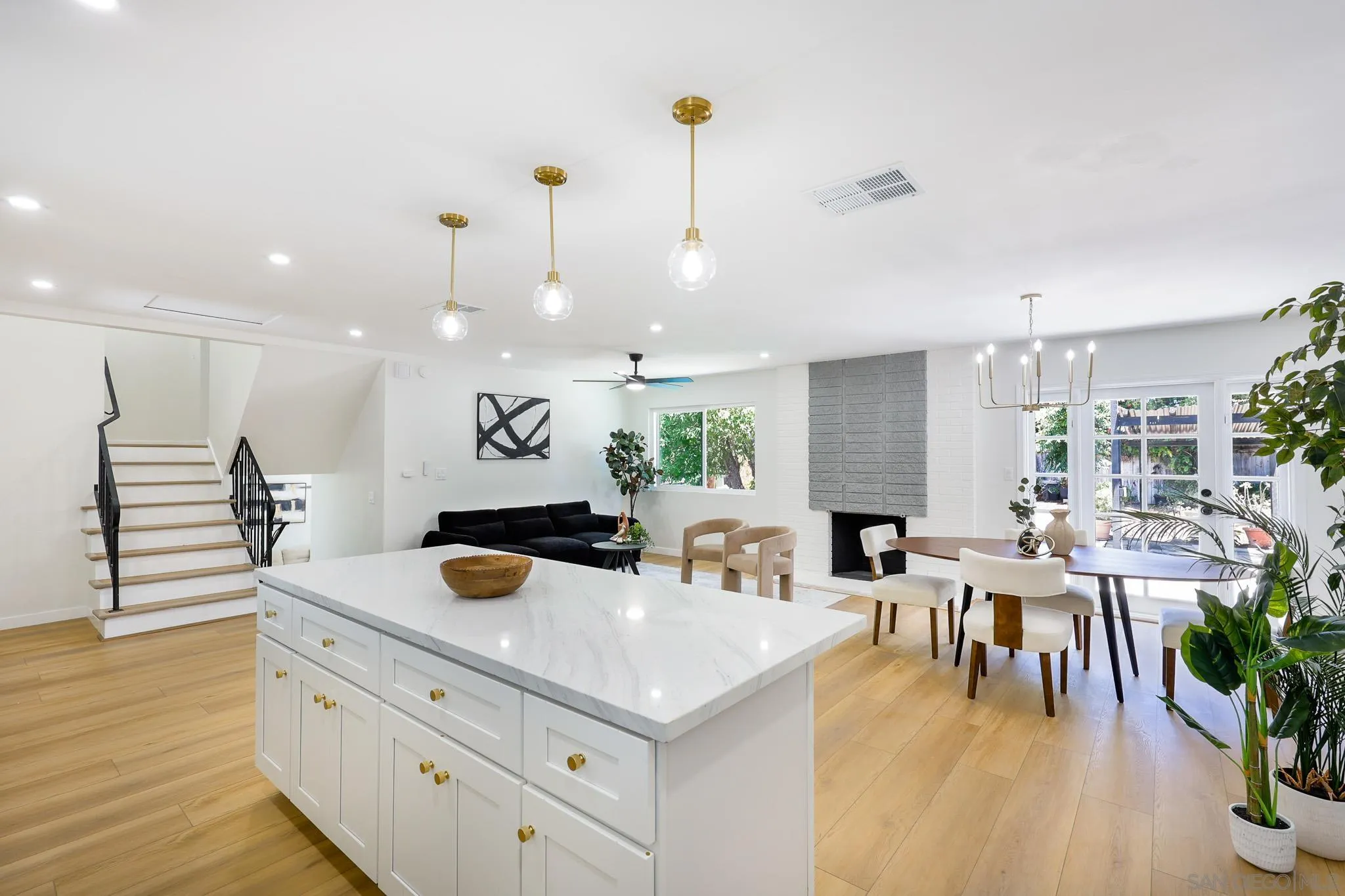 https://cdn.realtyfeed.com/cdn/127/260015614/f4374cec9ff93d94e7aac60a1518dd2d.webp