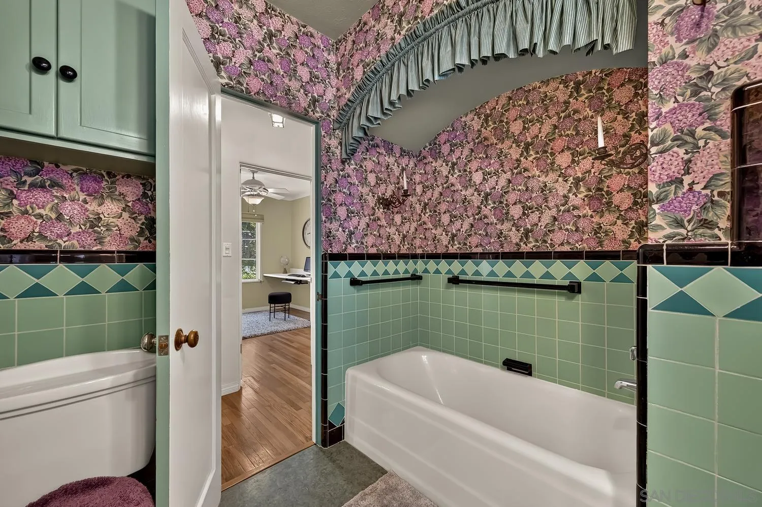 https://cdn.realtyfeed.com/cdn/127/260015617/3ec63f8584cb3c5d9da5258605a7d8df.webp