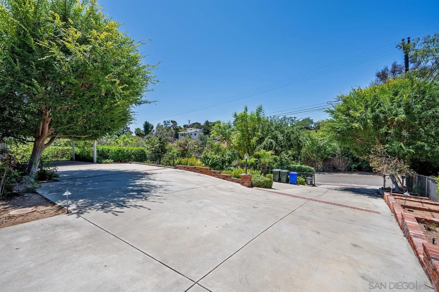 https://cdn.realtyfeed.com/cdn/127/260015617/68fbb3e91b92bdc46b7b1149a6ec8024.webp
