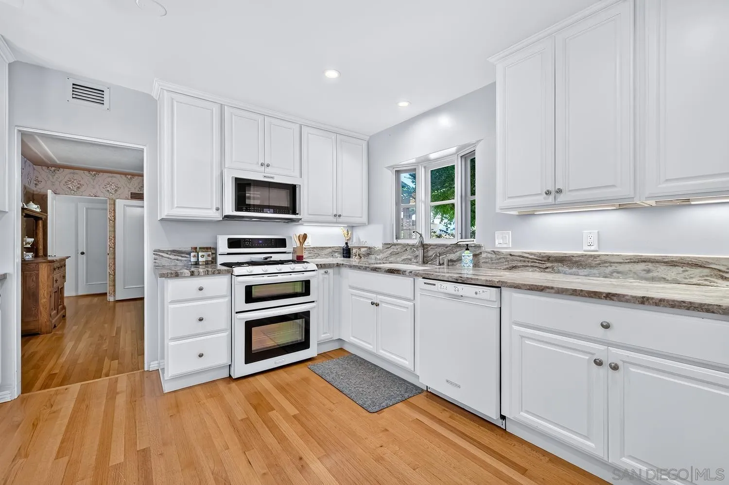 https://cdn.realtyfeed.com/cdn/127/260015617/6abd8c990f0f674498b67877db72beb3.webp