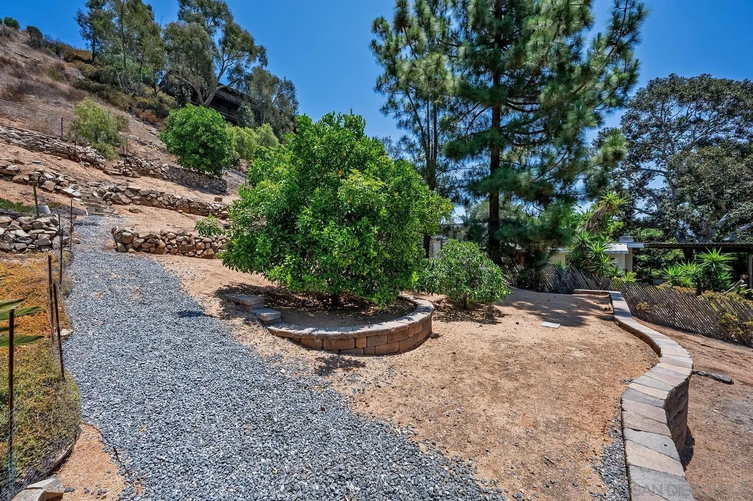 https://cdn.realtyfeed.com/cdn/127/260015617/943e86525f05864c864d543a379c3599.webp