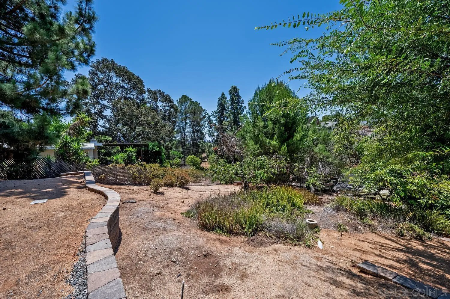 https://cdn.realtyfeed.com/cdn/127/260015617/a0a5a9d470b7130452f958fab84d75d7.webp