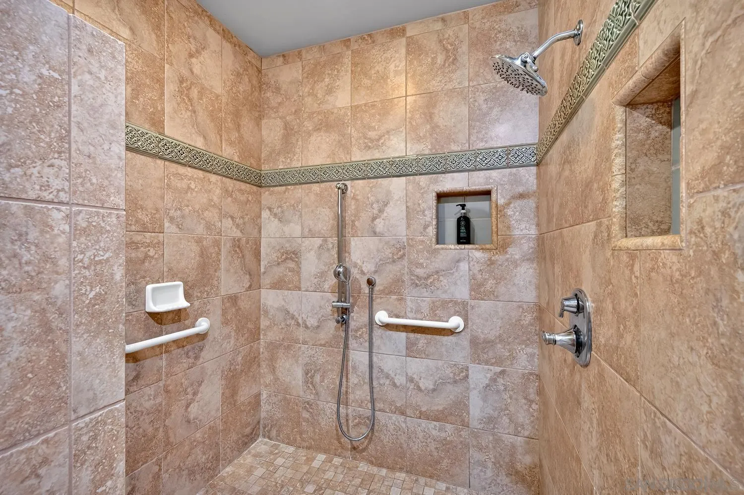 https://cdn.realtyfeed.com/cdn/127/260015617/b383ab4a3a2c2f4b0697d170eb5a29aa.webp