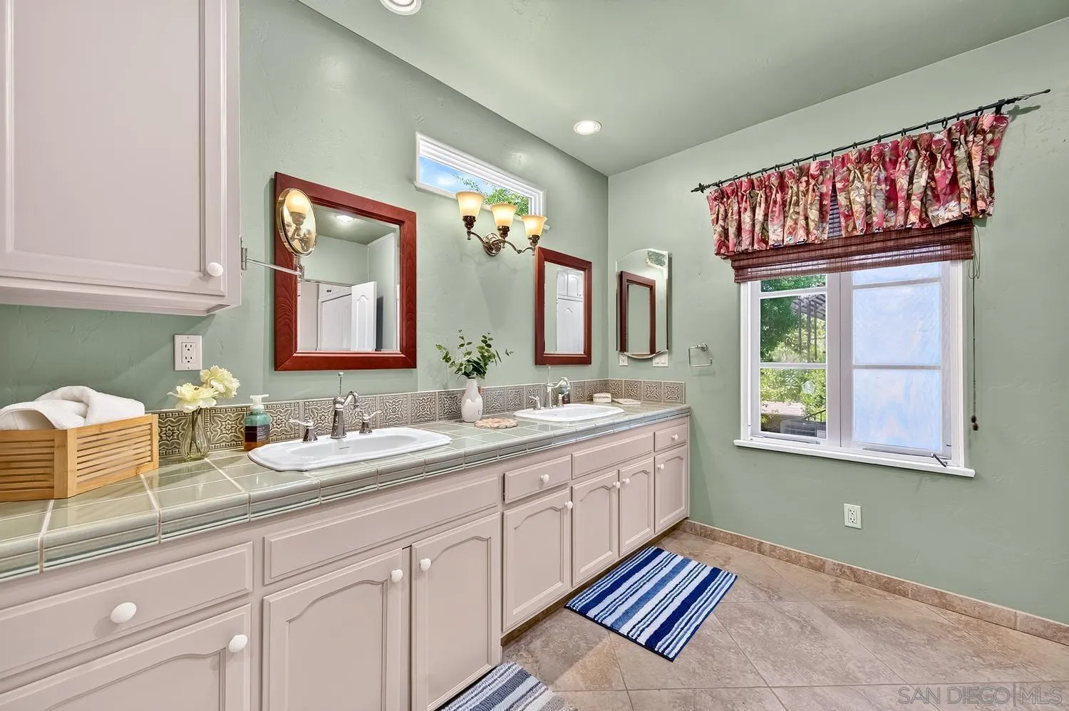 https://cdn.realtyfeed.com/cdn/127/260015617/dea1f368e8f875860bb8049a11fc1fd0.webp