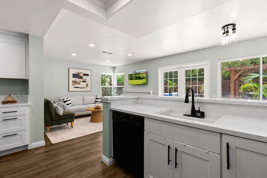https://cdn.realtyfeed.com/cdn/127/260015625/a9b2abf9a9bfb9efe2dc9889b32c9ee8.webp