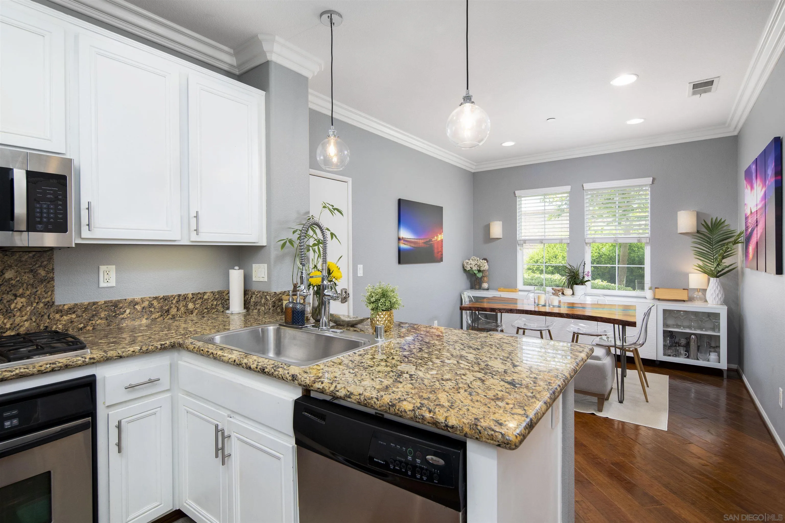 https://cdn.realtyfeed.com/cdn/127/260015631/f3edeb27a8bb8b74dc00d48f0cd505d2.webp