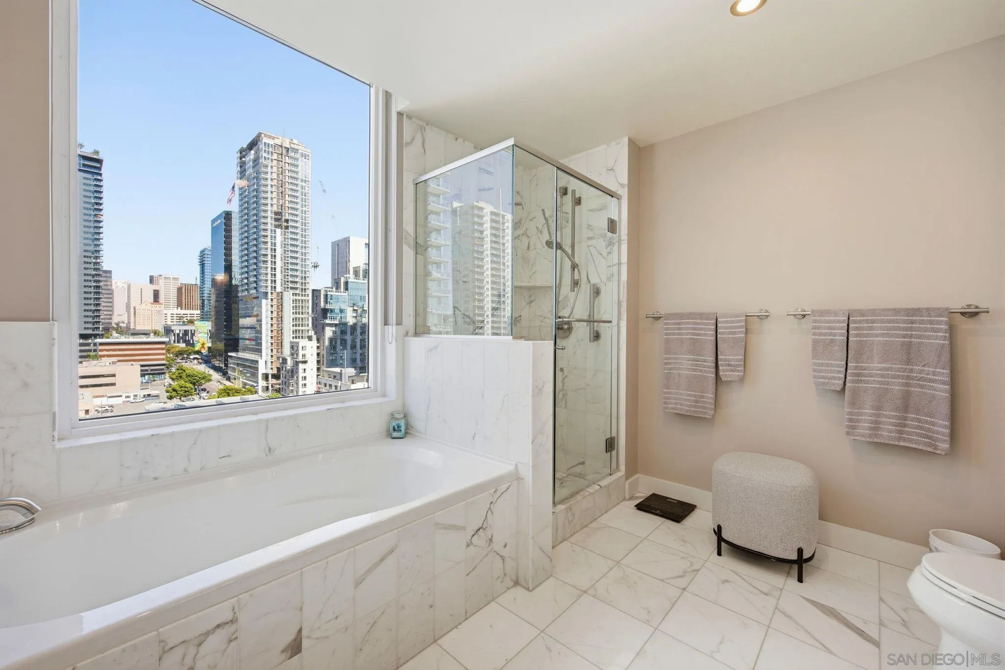 https://cdn.realtyfeed.com/cdn/127/260015632/78ae127c24dcc538348b46729245d476.webp