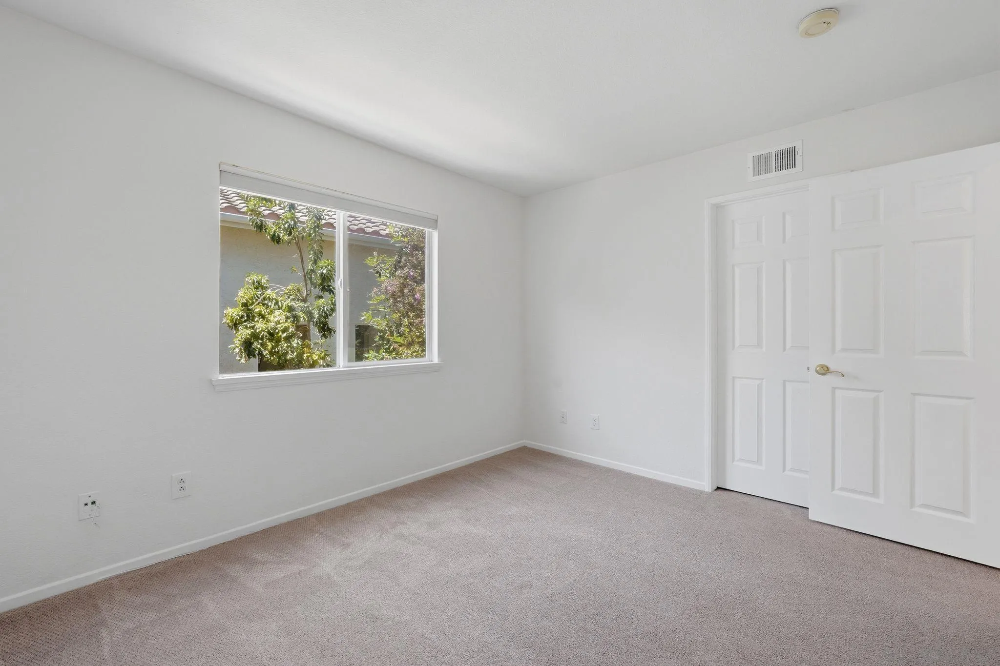 https://cdn.realtyfeed.com/cdn/127/260015635/0e19c7f1a395f94d9c8411cb68956eba.webp