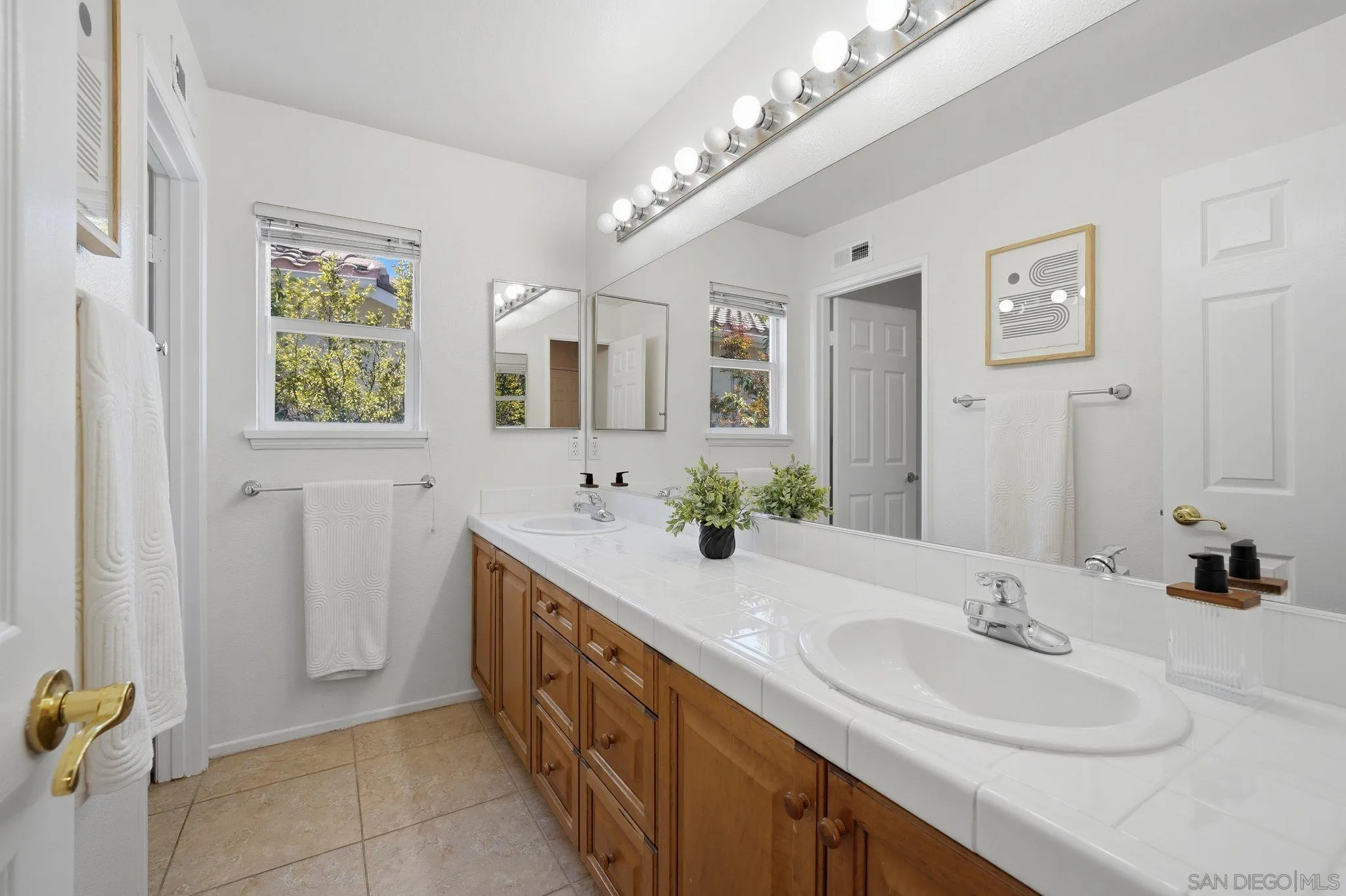 https://cdn.realtyfeed.com/cdn/127/260015635/6323e60ed7c535da2bde4745e508adfc.webp