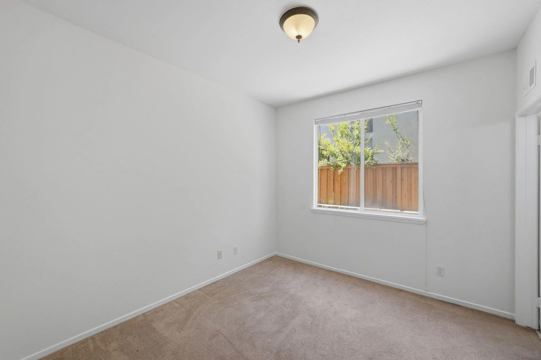 https://cdn.realtyfeed.com/cdn/127/260015635/8617db4fd6df2da84fdc182e05210c02.webp