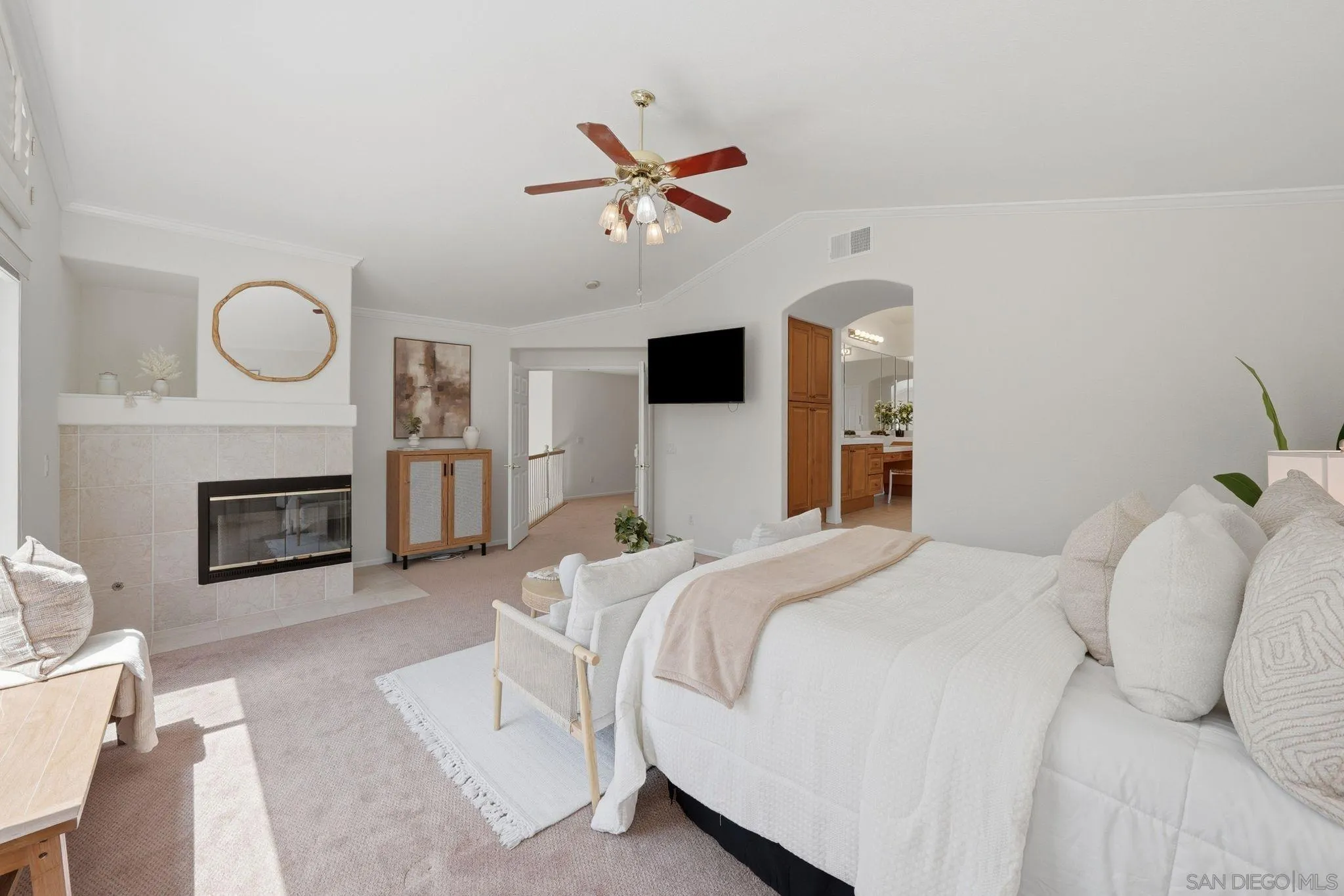 https://cdn.realtyfeed.com/cdn/127/260015635/8847aea16bcbe9f88d5c5bfeeed7b134.webp