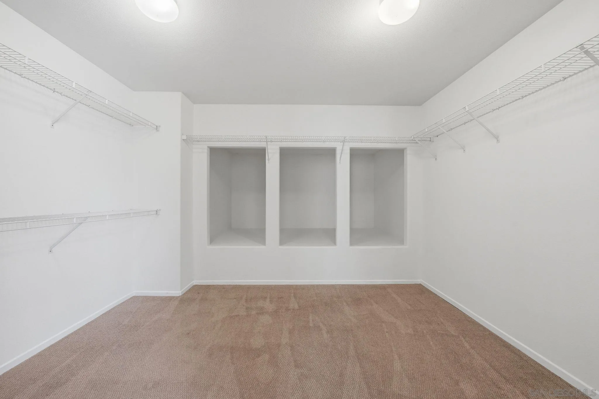 https://cdn.realtyfeed.com/cdn/127/260015635/f54fb5ac75dc5321dada53a5bd61bac6.webp