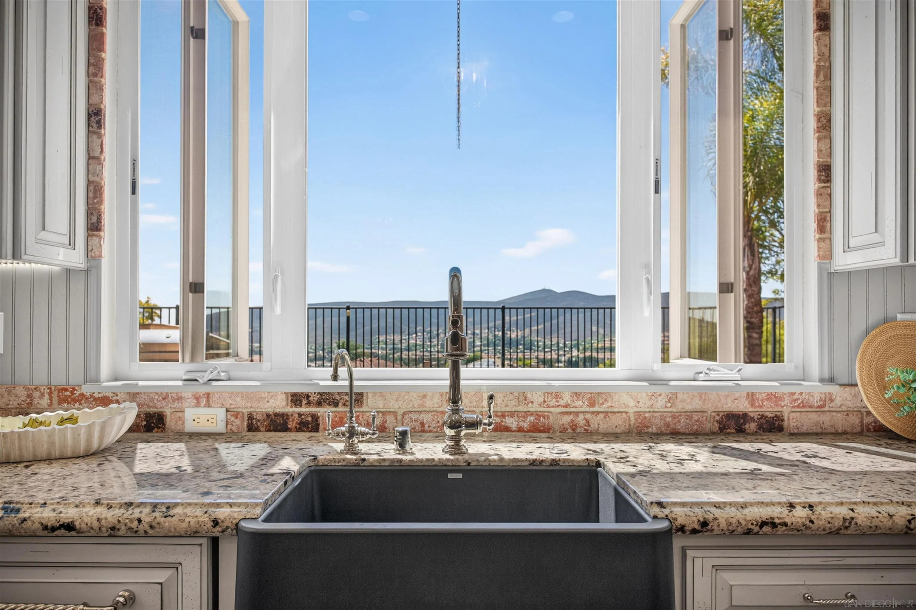 https://cdn.realtyfeed.com/cdn/127/260015642/8370910cb410e63d0614ec92de5d993e.webp