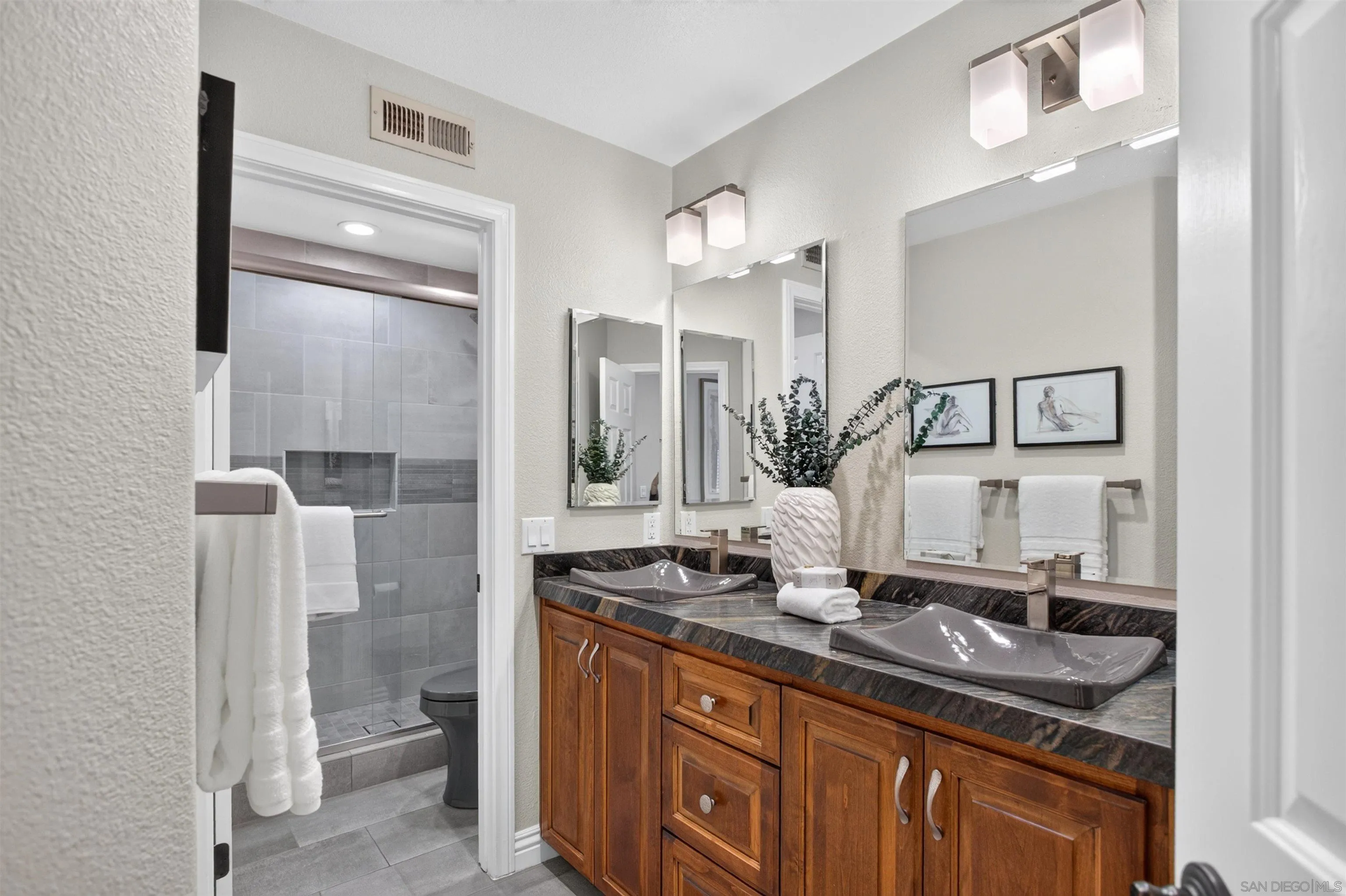https://cdn.realtyfeed.com/cdn/127/260015642/933d1eaa313237cd583b7b1ac6e26413.webp