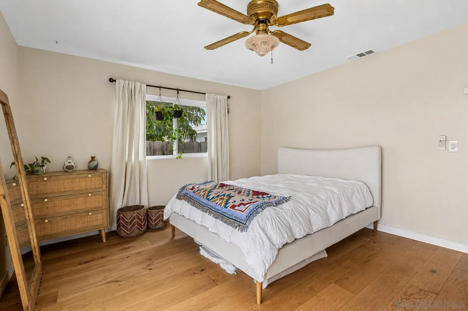 https://cdn.realtyfeed.com/cdn/127/260015647/8c54b9387de1e3928a56adb4c1476ad4.webp