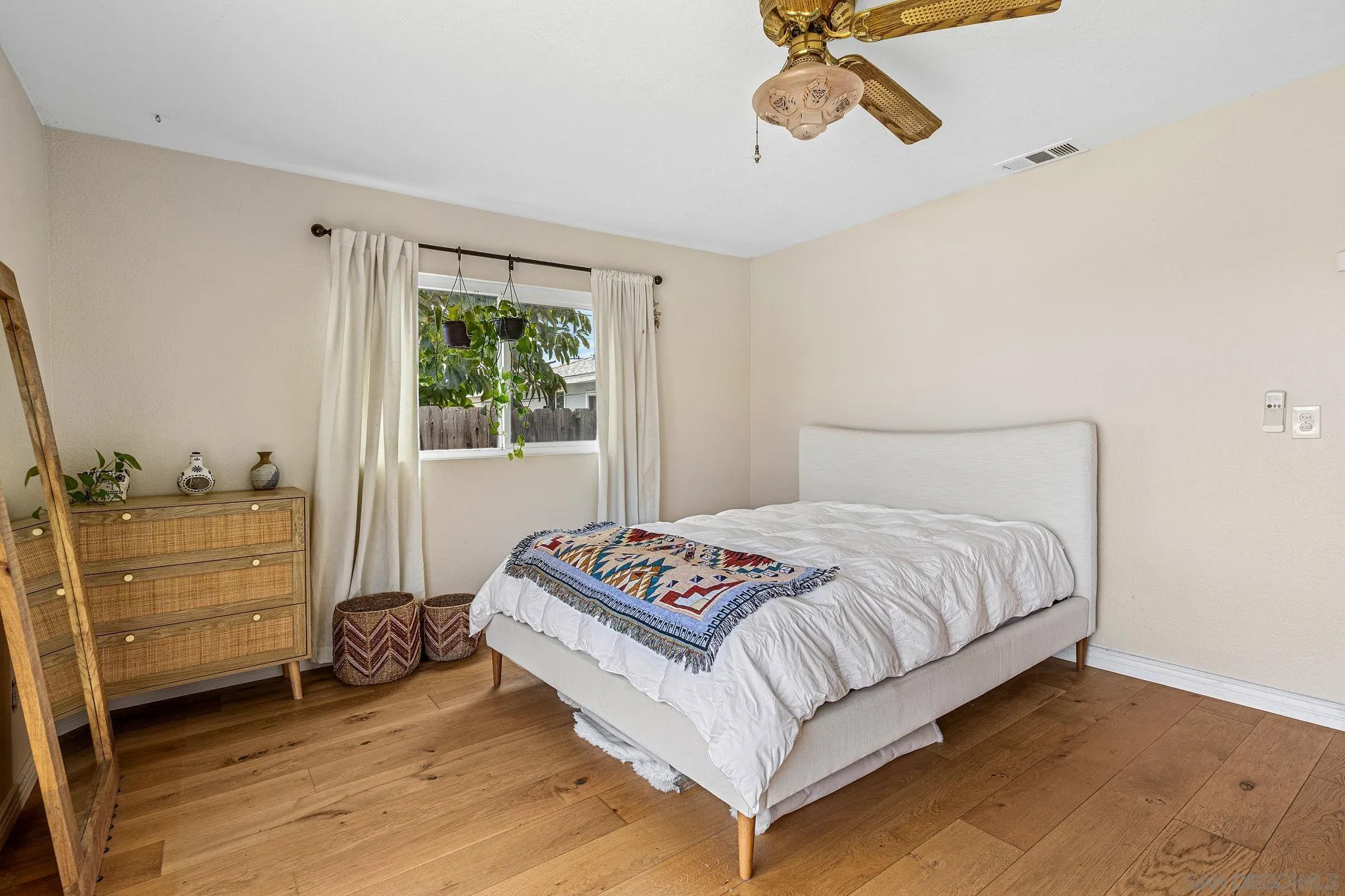 https://cdn.realtyfeed.com/cdn/127/260015647/b53a44d3d07527ad5057557cd3794566.webp