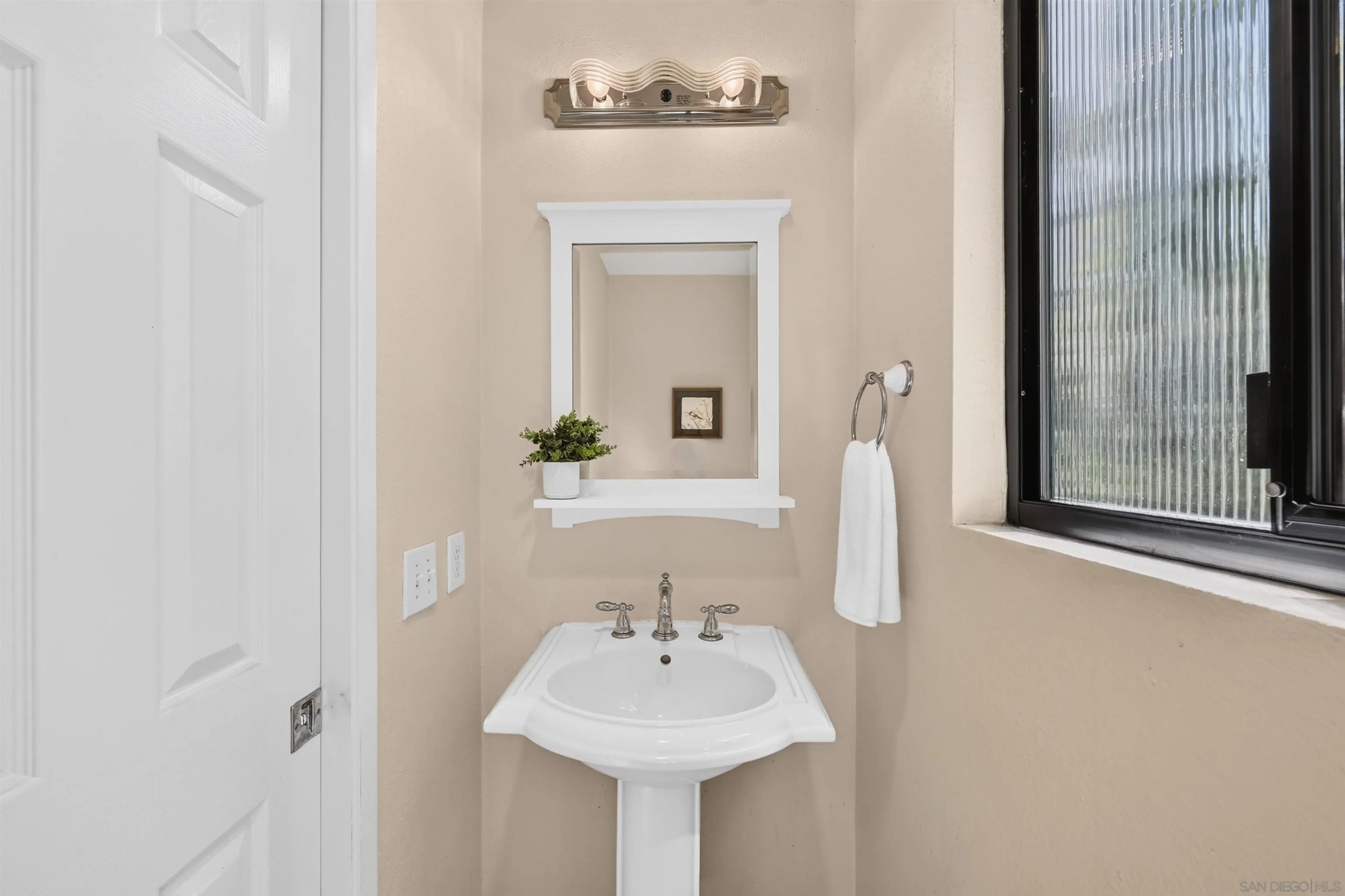 https://cdn.realtyfeed.com/cdn/127/260015648/082cbd7695c1f7230f996f92841af6ab.webp