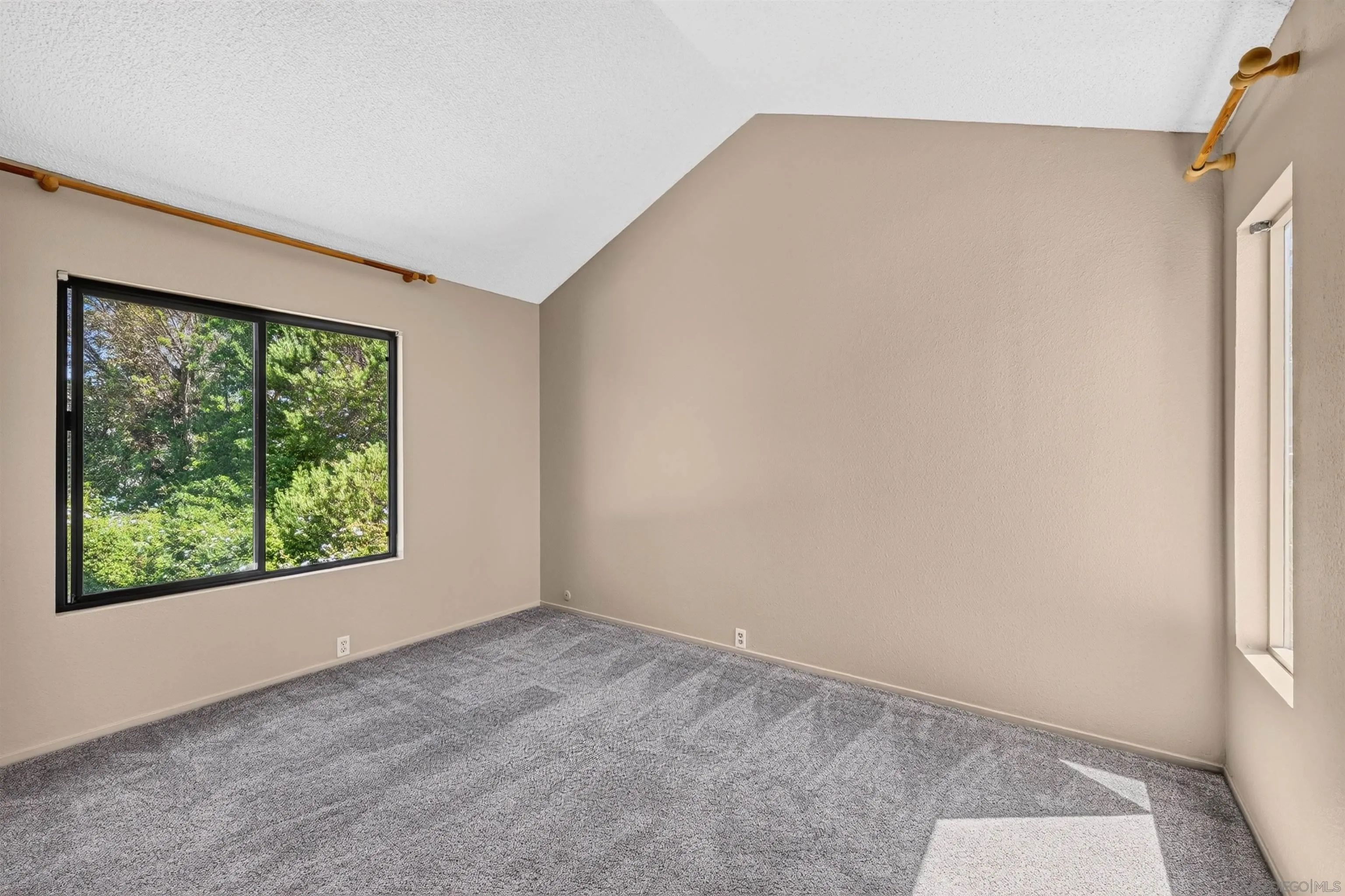 https://cdn.realtyfeed.com/cdn/127/260015648/26ccdc72f93d410c6440e94503b8a0bf.webp