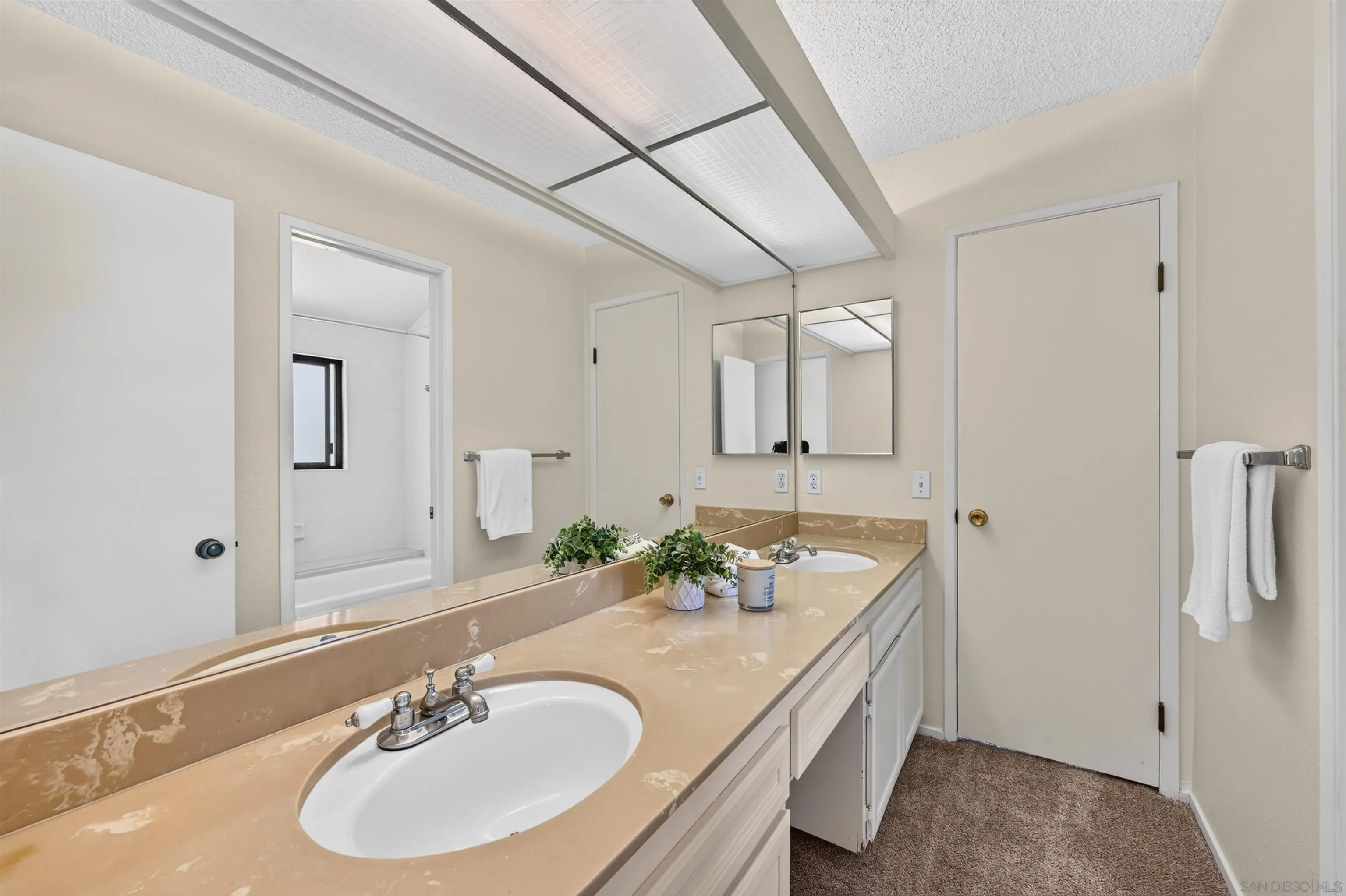 https://cdn.realtyfeed.com/cdn/127/260015648/3b9ab72fd2358a824cb61be08c9252b8.webp
