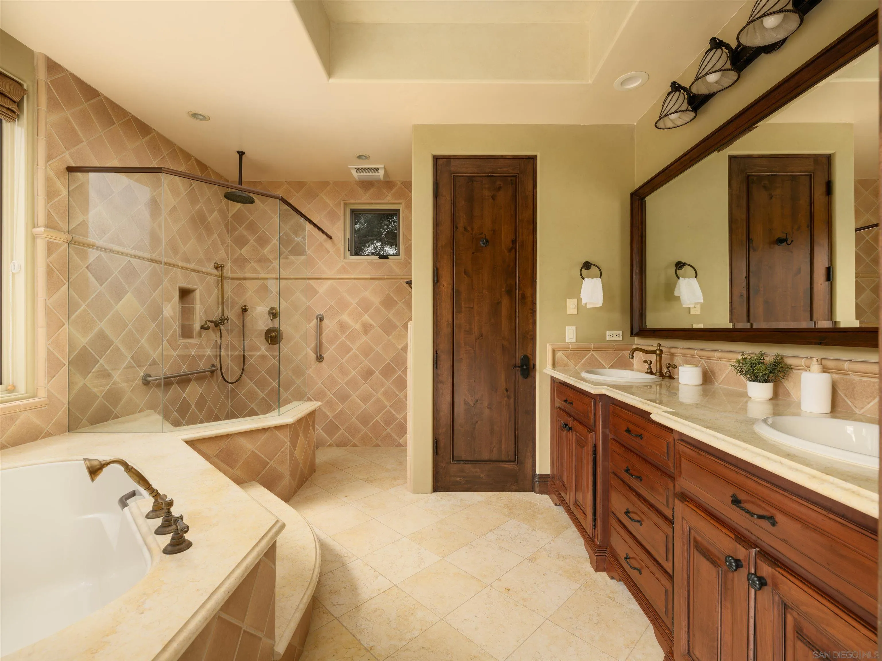 https://cdn.realtyfeed.com/cdn/127/260015657/95b301eed1a460febba5a6ad8b16cdf9.webp