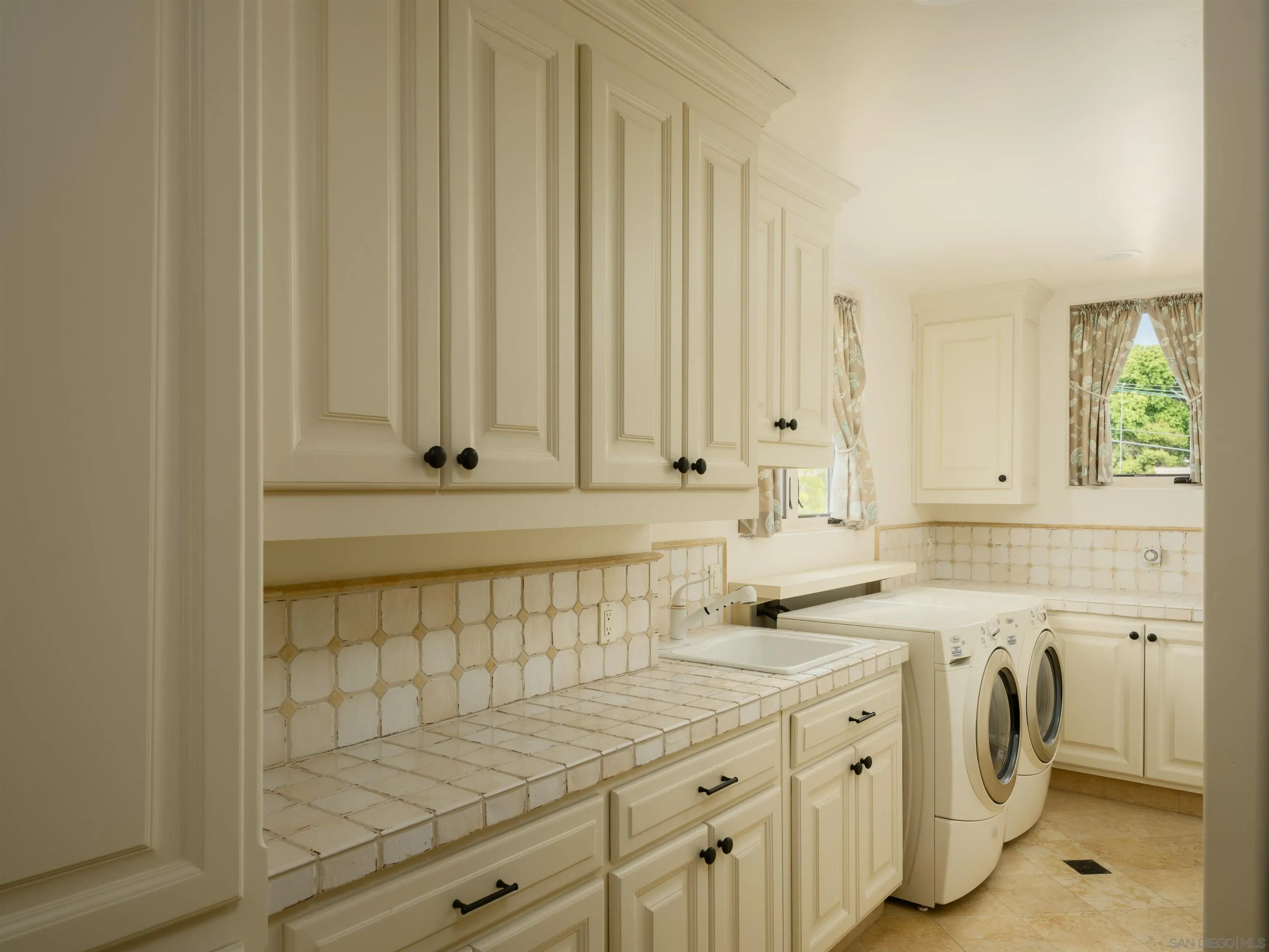 https://cdn.realtyfeed.com/cdn/127/260015657/edd65c94ce5c65c09ee90c2684fa0a43.webp
