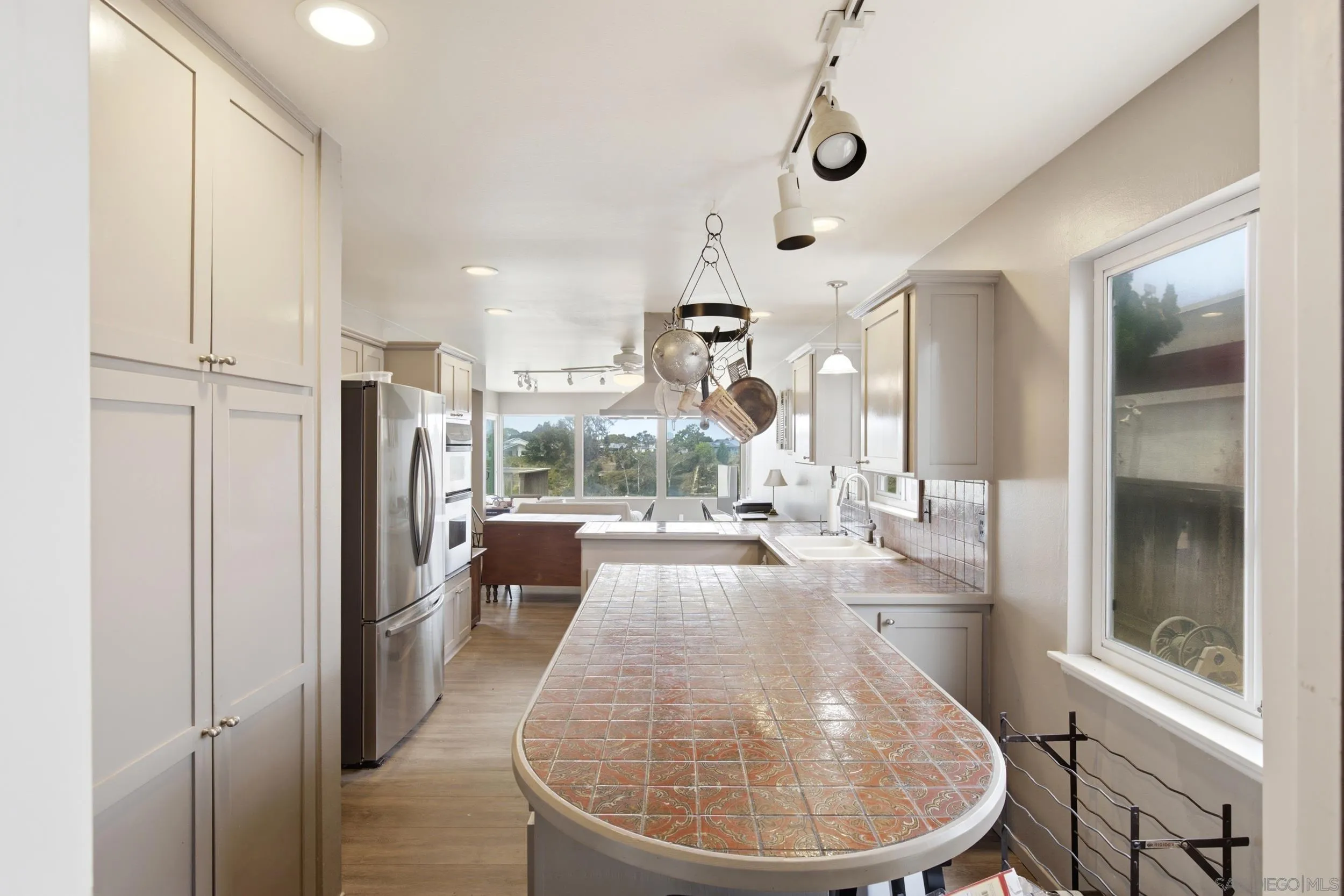 https://cdn.realtyfeed.com/cdn/127/260015658/be44b079906376d3046ed0ed6675fef9.webp
