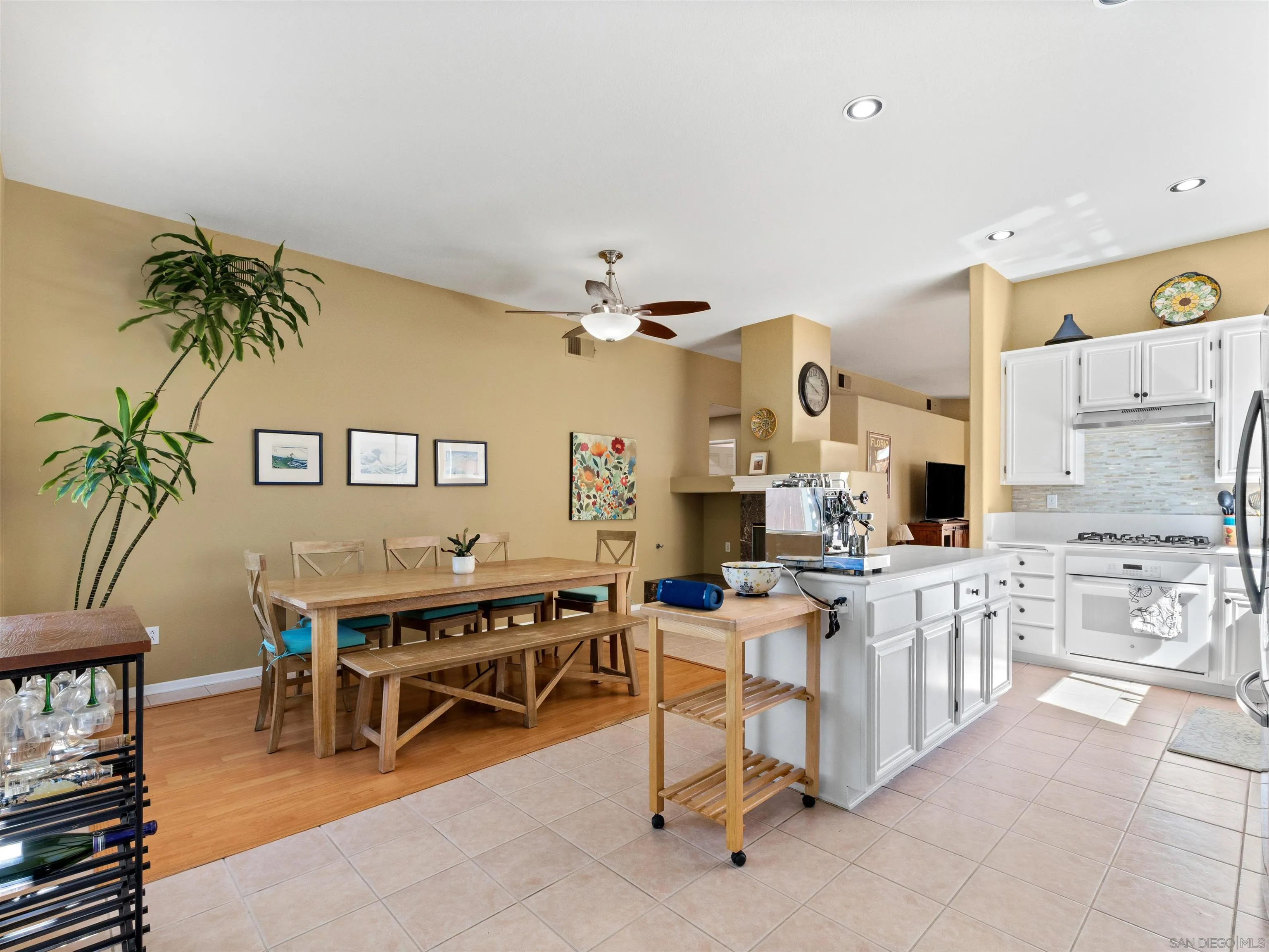 https://cdn.realtyfeed.com/cdn/127/260015661/57ce31cc26c3e25952783b495ba6f372.webp