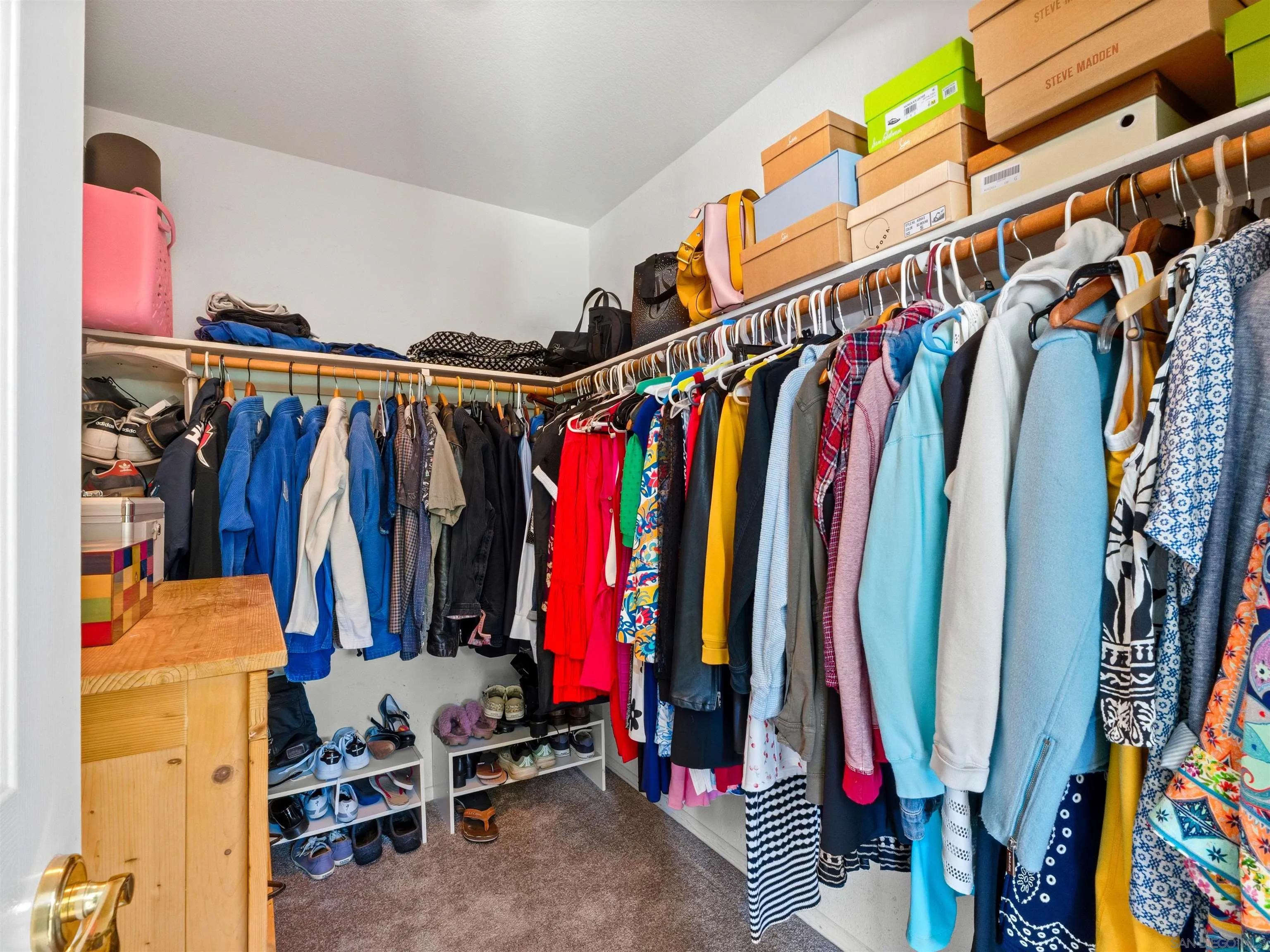https://cdn.realtyfeed.com/cdn/127/260015661/673bc2711d745f158672a8bc92a592c6.webp