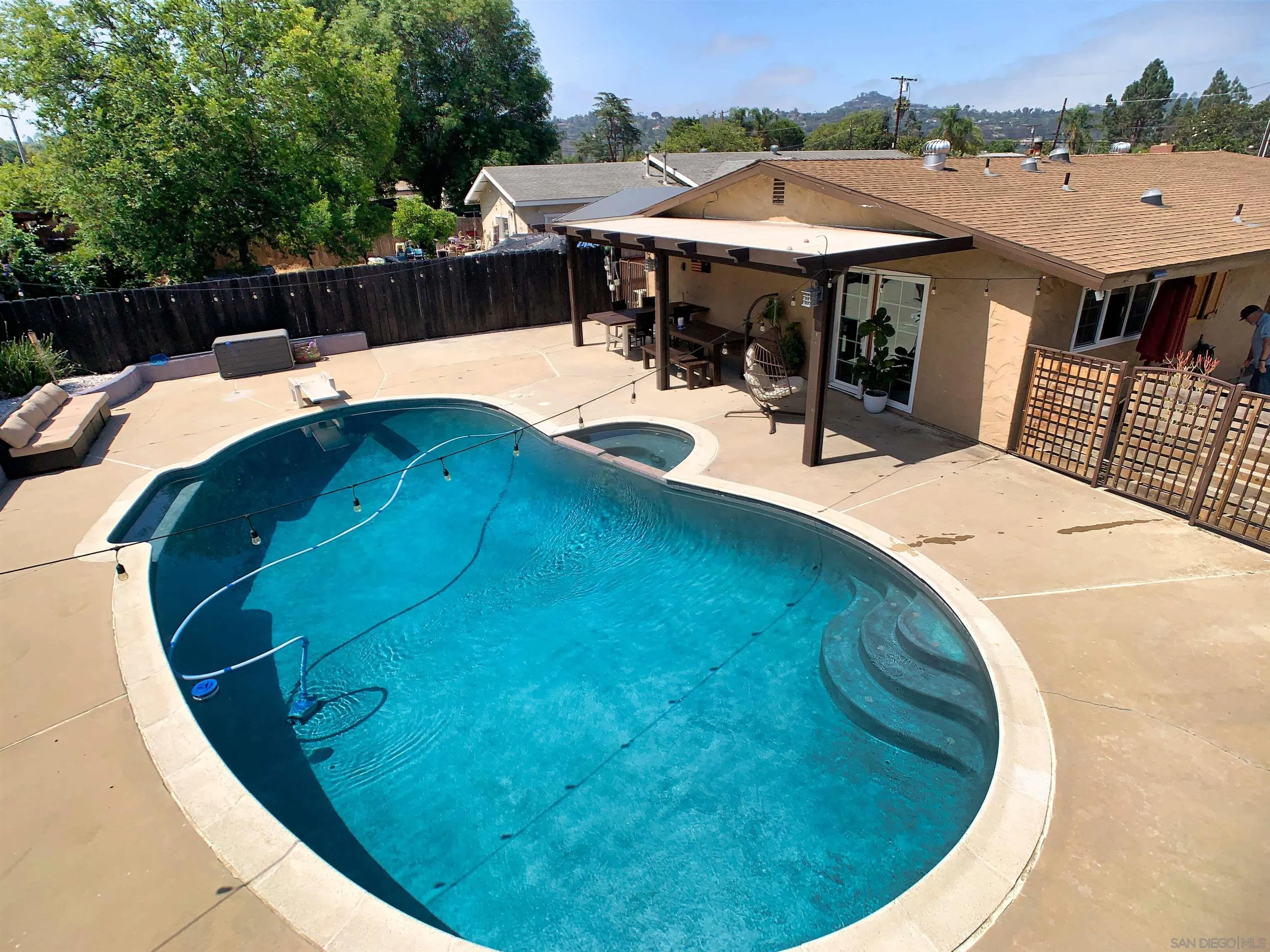 https://cdn.realtyfeed.com/cdn/127/260015662/259571f1af5e03a918d021e54ee4efc5.webp