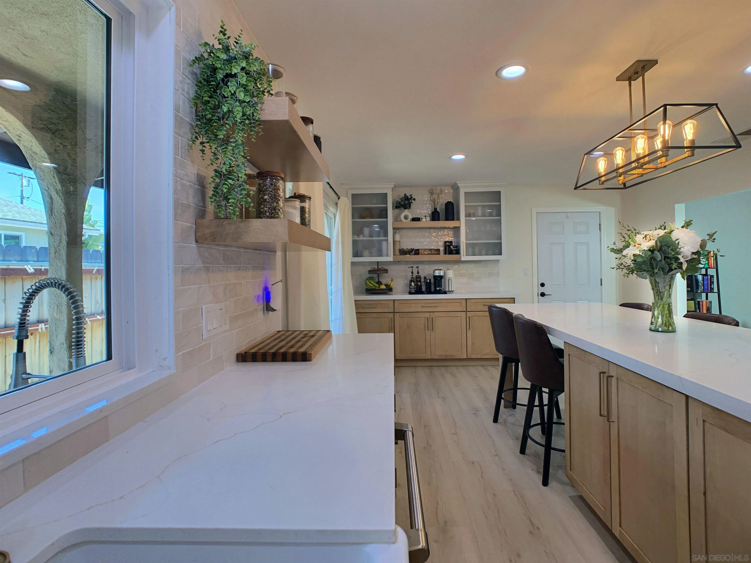 https://cdn.realtyfeed.com/cdn/127/260015662/b8d4639143654f8d5efcb4c5792e038c.webp
