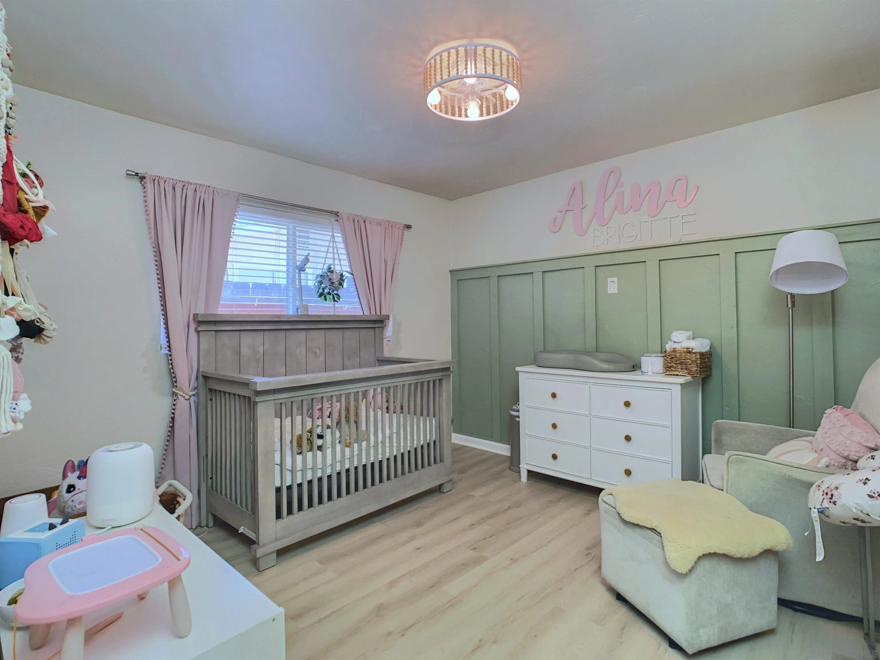 https://cdn.realtyfeed.com/cdn/127/260015662/c8eea519bebd4868405bc531be6eb56c.webp