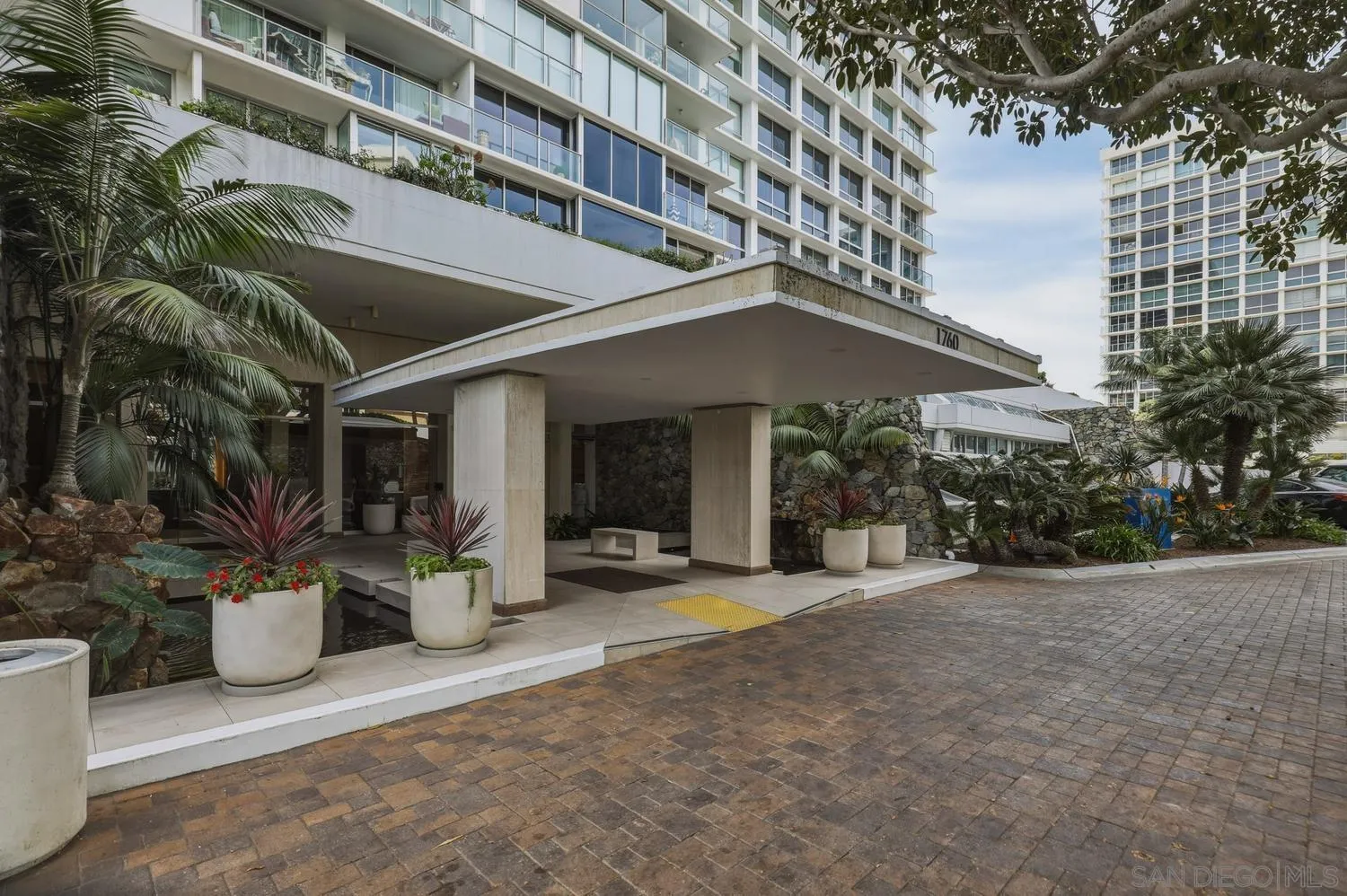 https://cdn.realtyfeed.com/cdn/127/260015666/29fa8b3d7479b4ec9c67af9ad3aa3c6b.webp