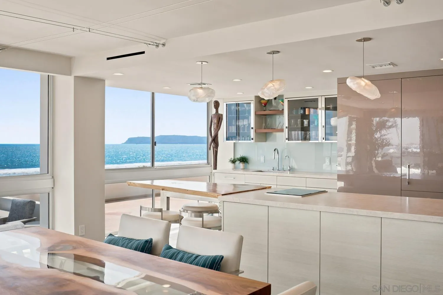 https://cdn.realtyfeed.com/cdn/127/260015666/c0622759b567c1ae2f636e793d40f4db.webp