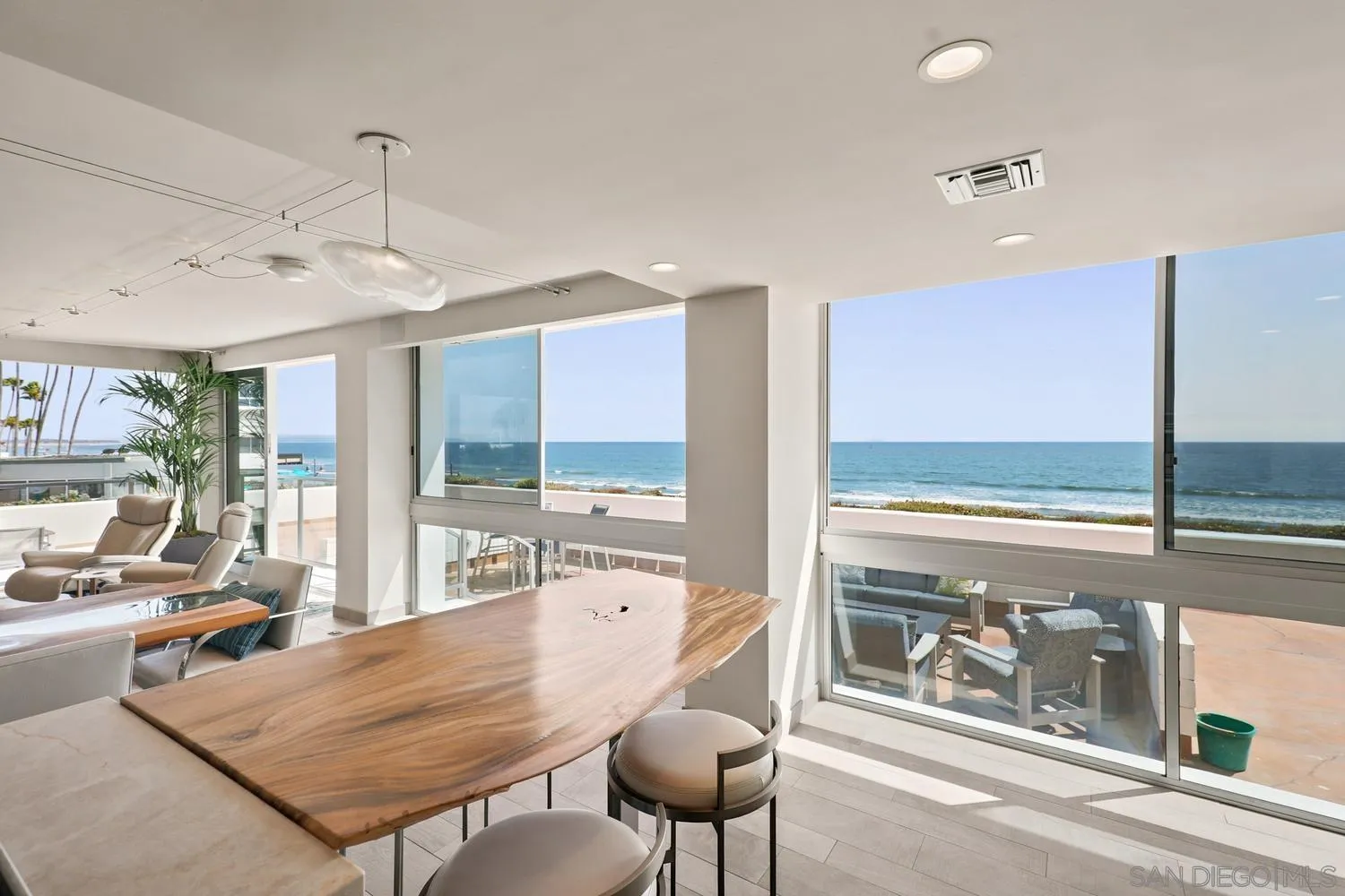 https://cdn.realtyfeed.com/cdn/127/260015666/cce6c338a6e7068e97428254edf44e0c.webp