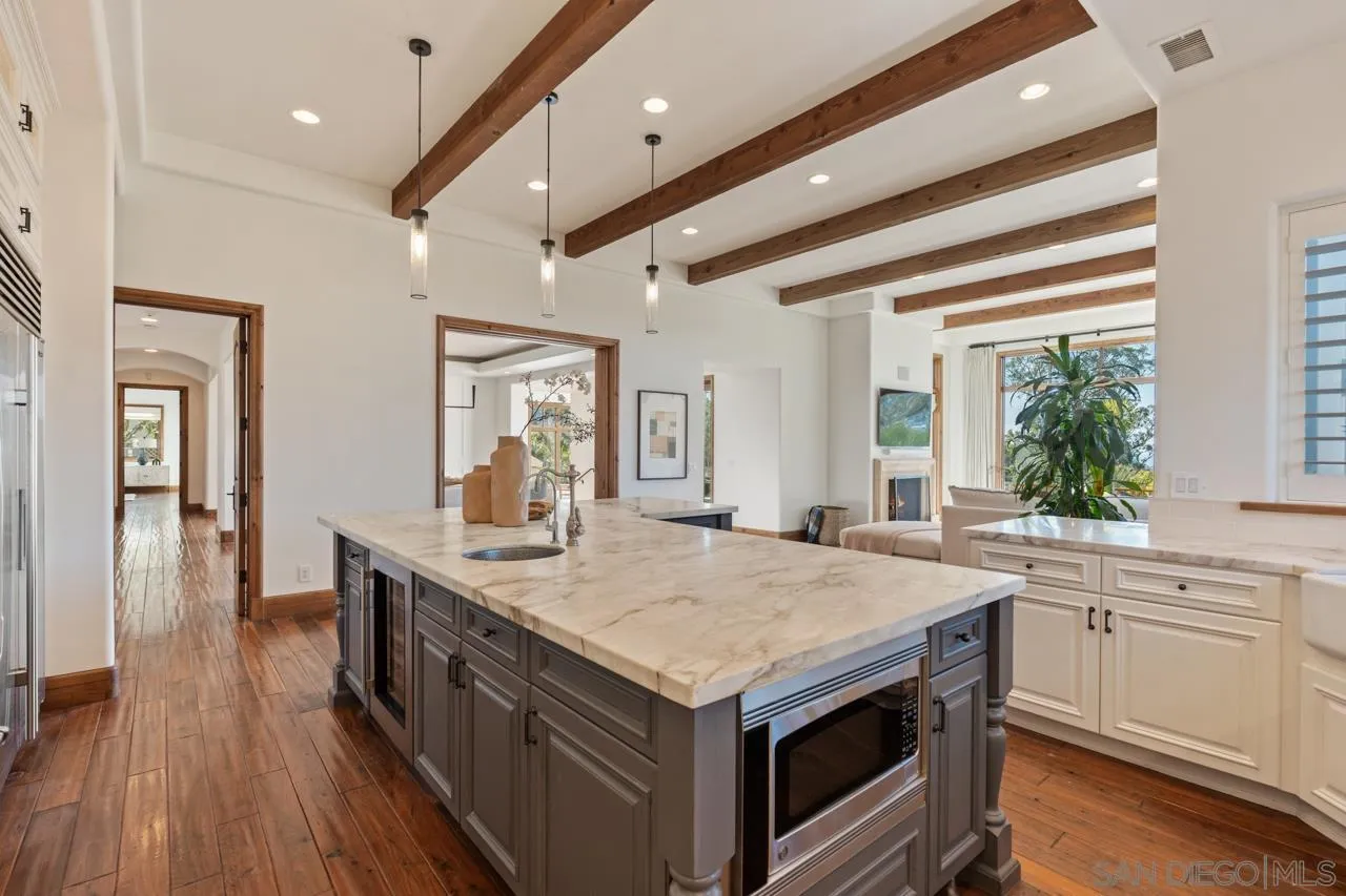 https://cdn.realtyfeed.com/cdn/127/260015671/65c6963eda2e5a56a375bcb57975f804.webp